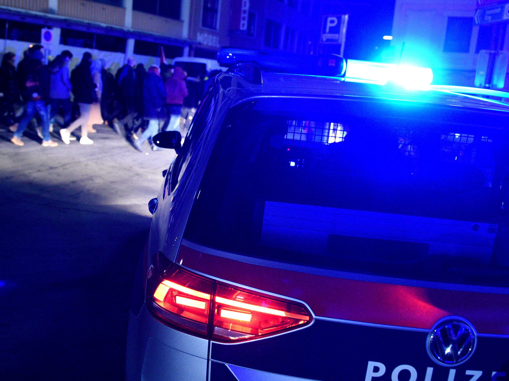 Mehr als 50 Personen sollen in einer Firmenhalle gefeiert haben. Mehr als 50 Personen sollen in einer Firmenhalle gefeiert haben.
