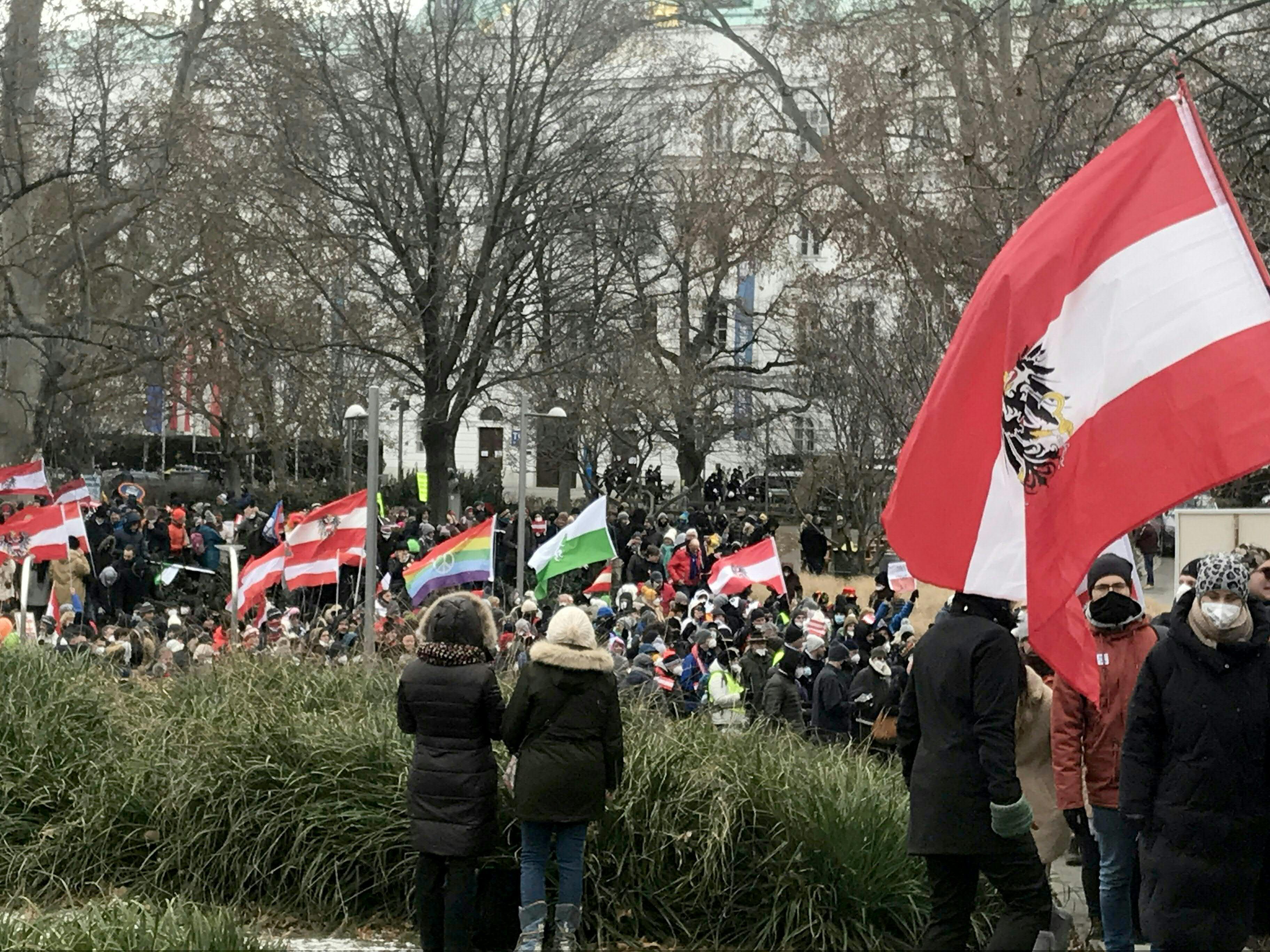 Am Samstag fanden sich rund 2.000 Personen zu einer Corona-Demo in Wien ein. Am Samstag fanden sich rund 2.000 Personen zu einer Corona-Demo in Wien ein.