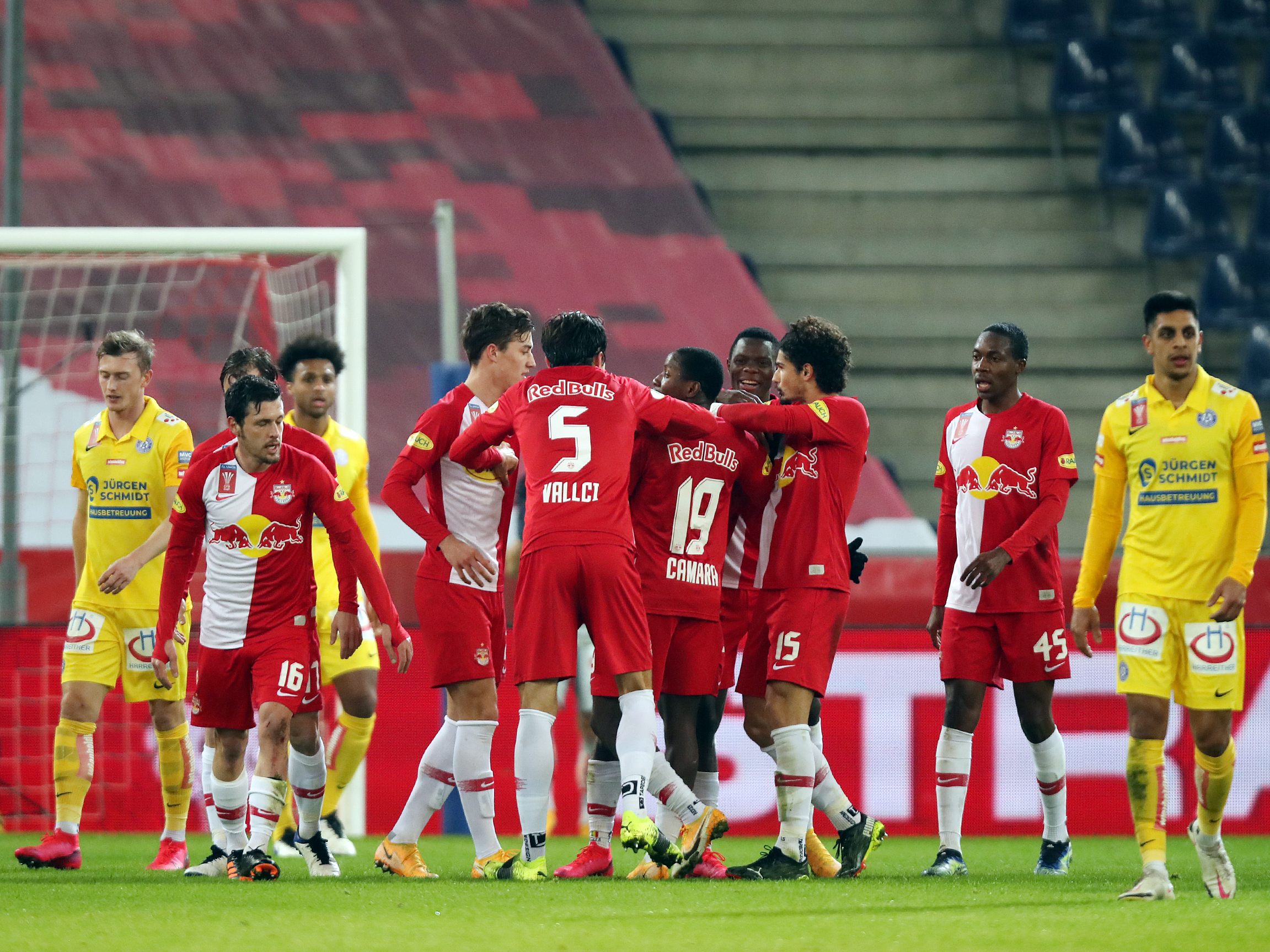 Red Bull Salzburg besiegt die Wiener Austria im ÖFB-Cup mit 2:0.