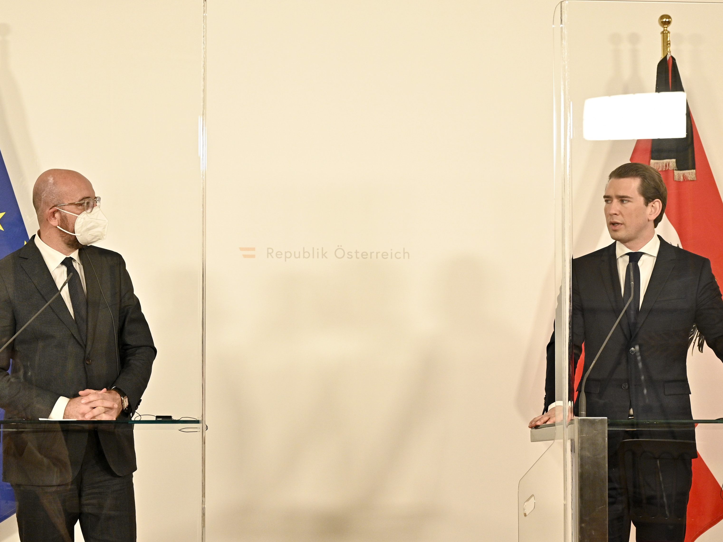 Bundeskanzler Sebastian Kurz (ÖVP) koordiniert sich vor dem EU-Gipfel unter anderem mit EU-Ratspräsident Charles Michel (l.) Bundeskanzler Sebastian Kurz (ÖVP) koordiniert sich vor dem EU-Gipfel unter anderem mit EU-Ratspräsident Charles Michel (l.)