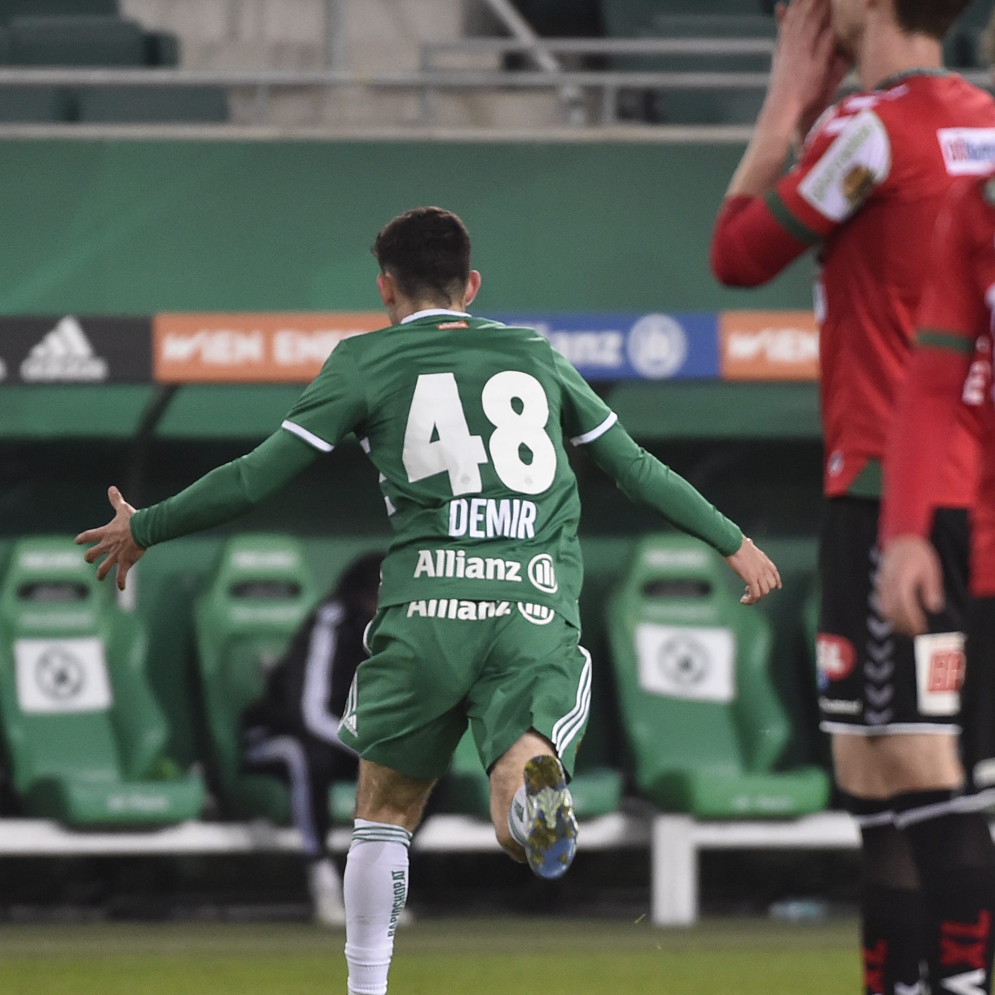 Im letzten Moment schoß sich Rapid Wien gegen Ried noch zum Sieg.