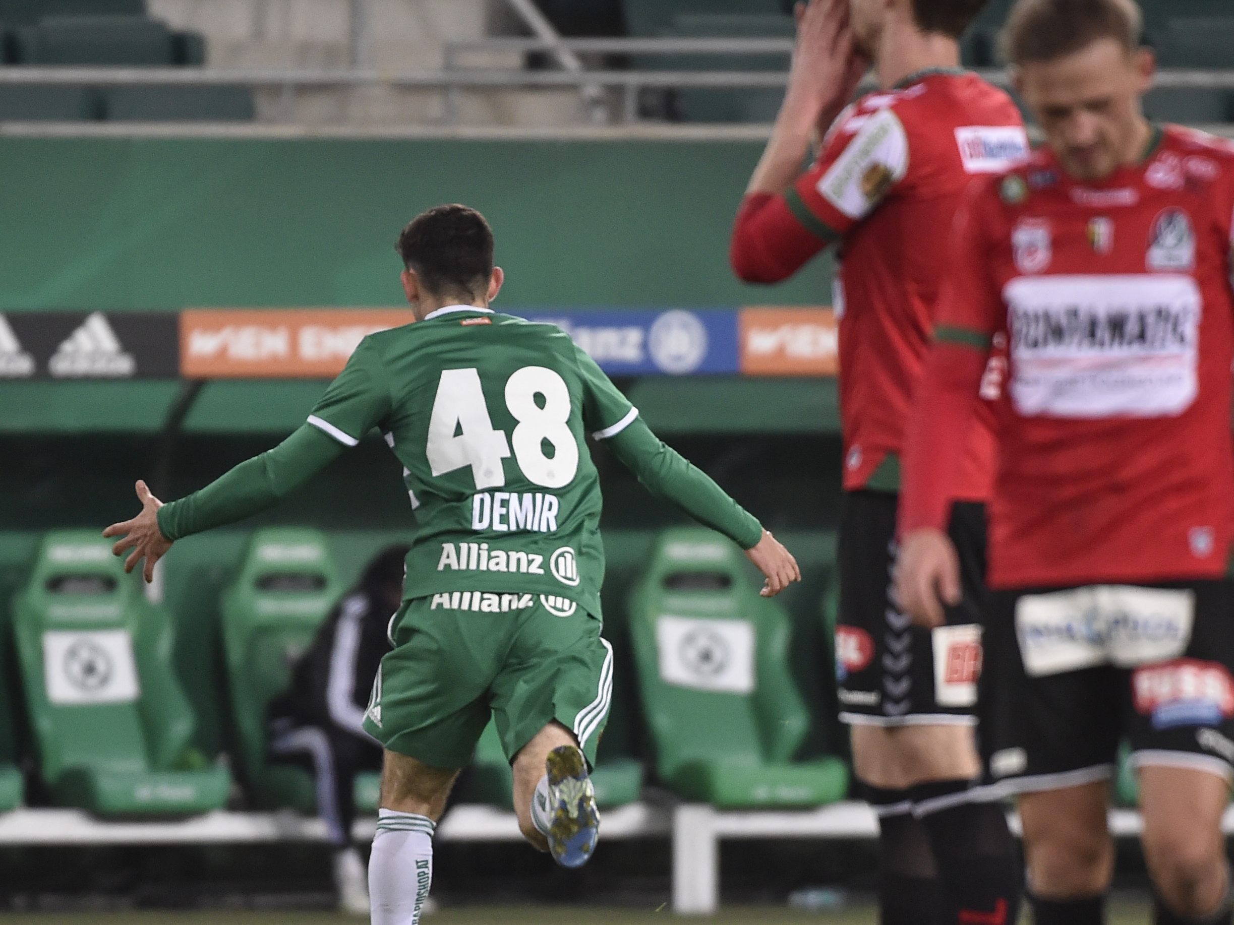 Im letzten Moment schoß sich Rapid Wien gegen Ried noch zum Sieg. Im letzten Moment schoß sich Rapid Wien gegen Ried noch zum Sieg.