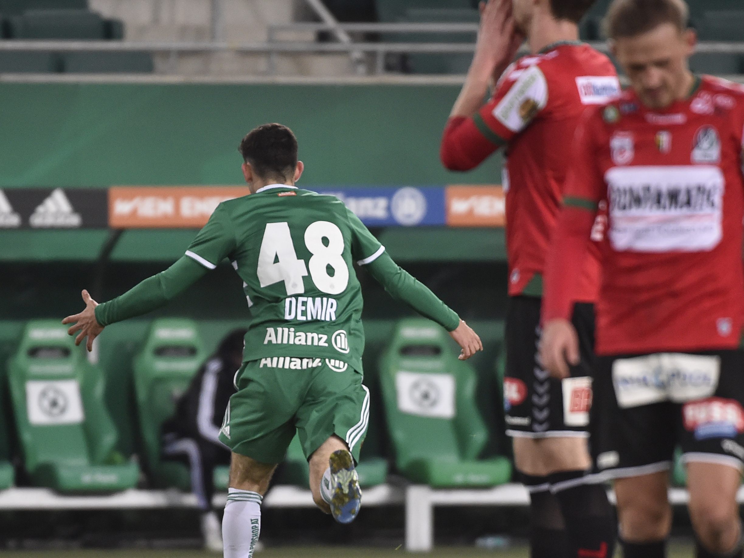 Im letzten Moment schoß sich Rapid Wien gegen Ried noch zum Sieg.