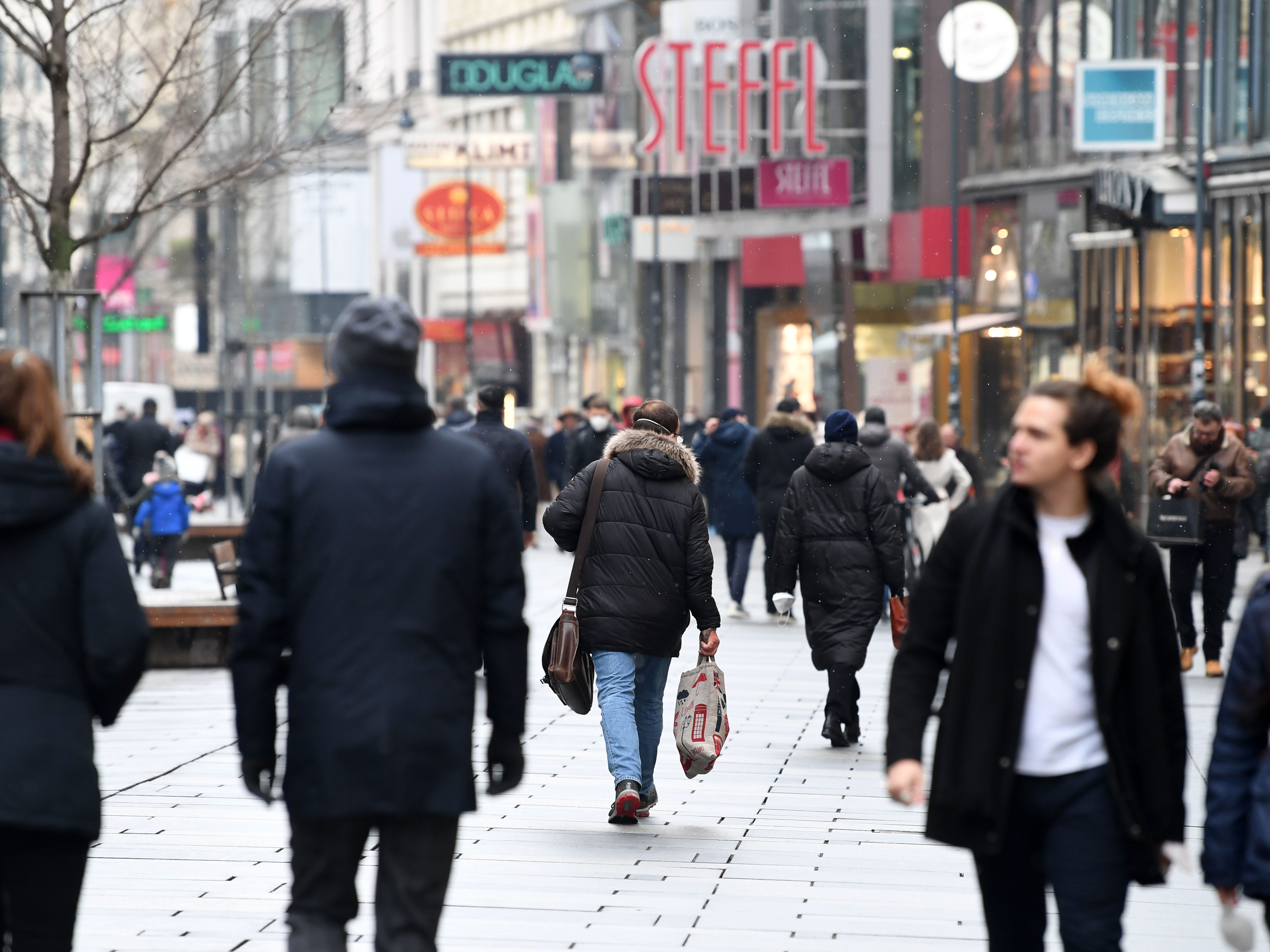 Jeder Sechste schätzt Virus nicht schlimmer als Grippe ein. Jeder Sechste schätzt Virus nicht schlimmer als Grippe ein.