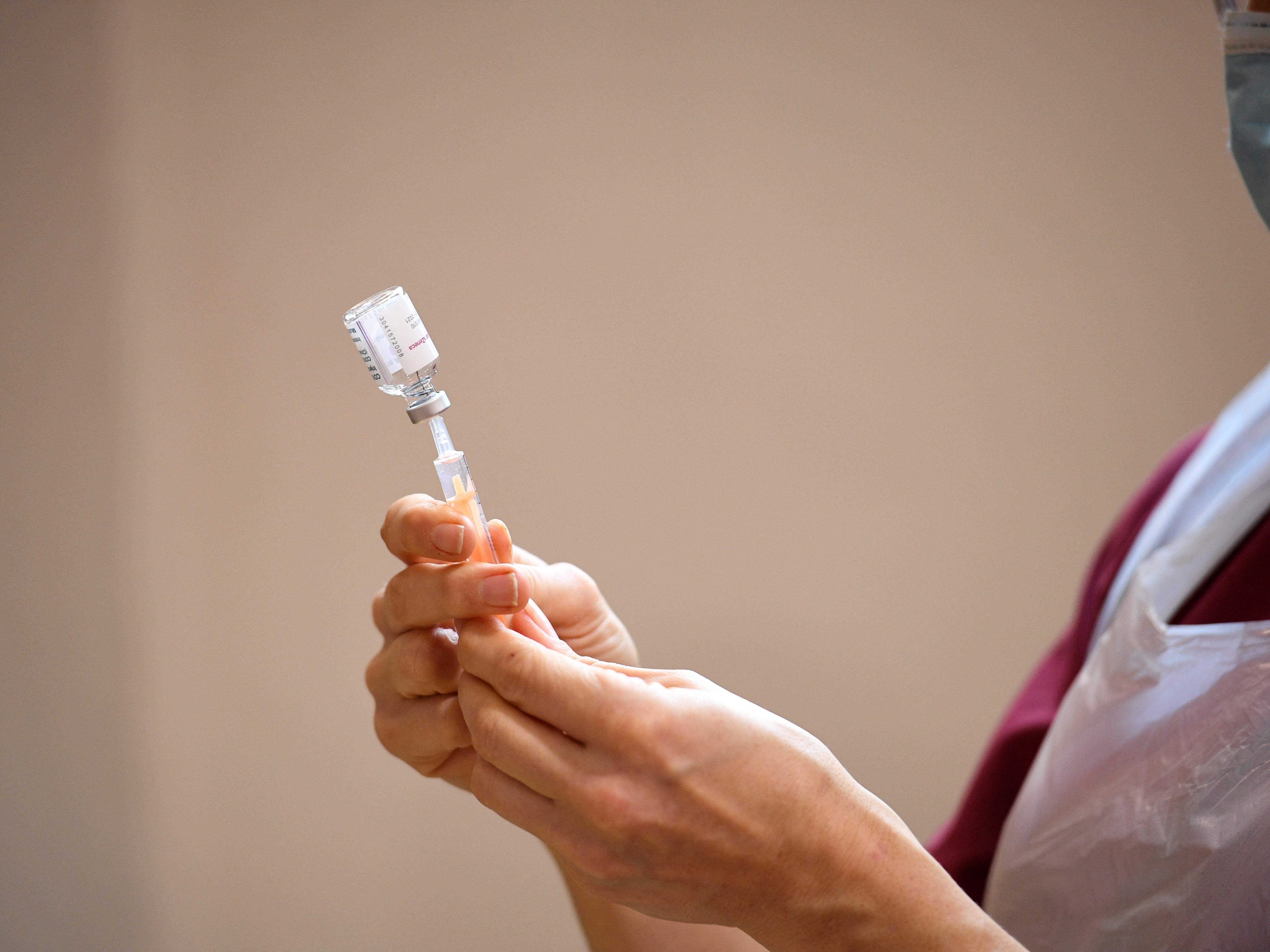 Die zweite Dosis wird bei Astrazeneca erst nach bis zu zwölf Wochen verabreicht. Die zweite Dosis wird bei Astrazeneca erst nach bis zu zwölf Wochen verabreicht.