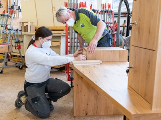 Projekte wie das Ausbildungszentrum Vorarlberg verhindern, dass Jugendliche in die Langzeitarbeitslosigkeit schlittern. Aber auch jene, die länger als ein Jahr vergeblich nach Arbeit suchen, brauchen Perspektiven. (Foto: Jürgen Gorbach/ AK)