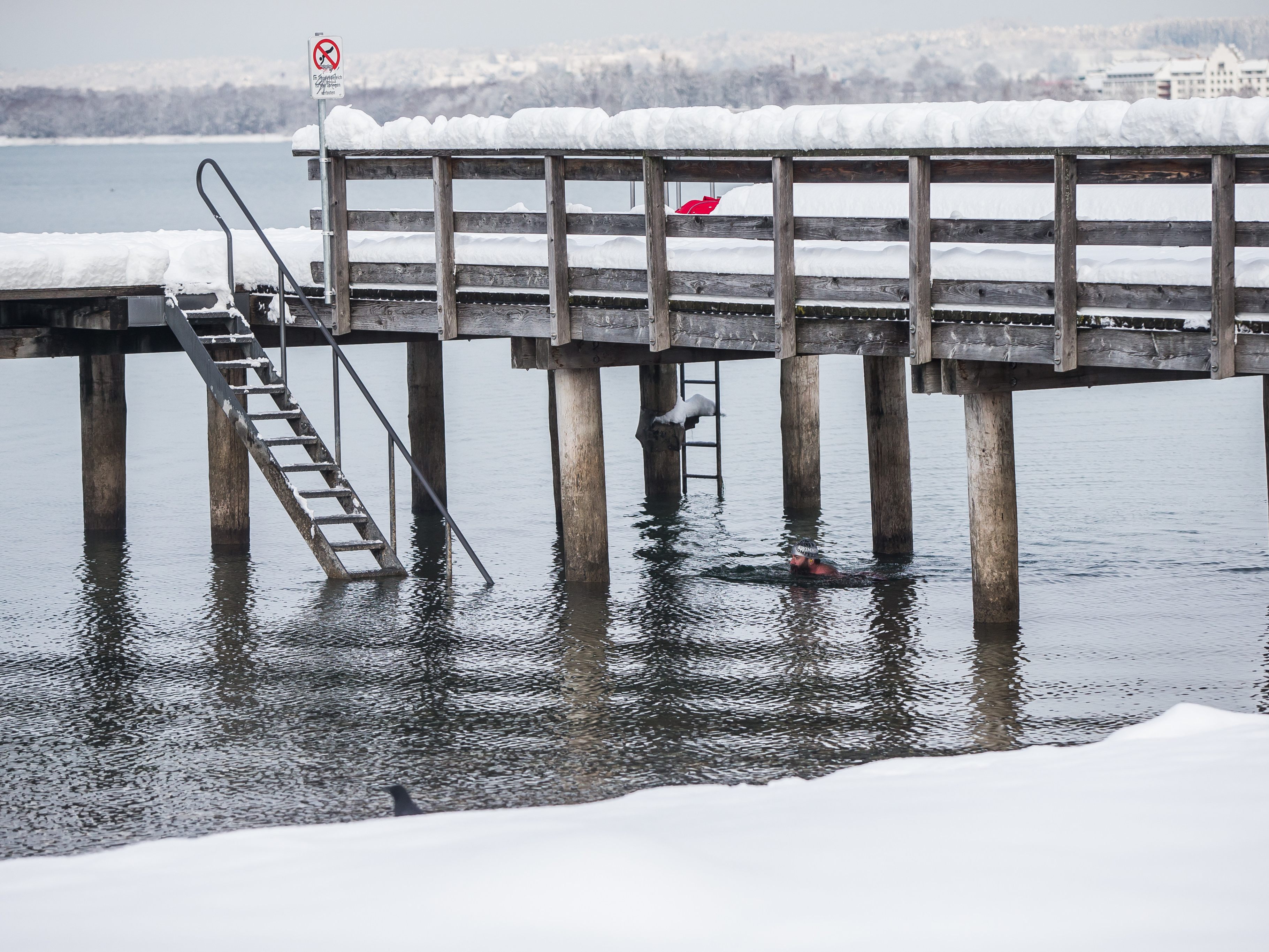 Allgäuer bricht deutschen Rekord im Eisschwimmen Allgäuer bricht deutschen Rekord im Eisschwimmen