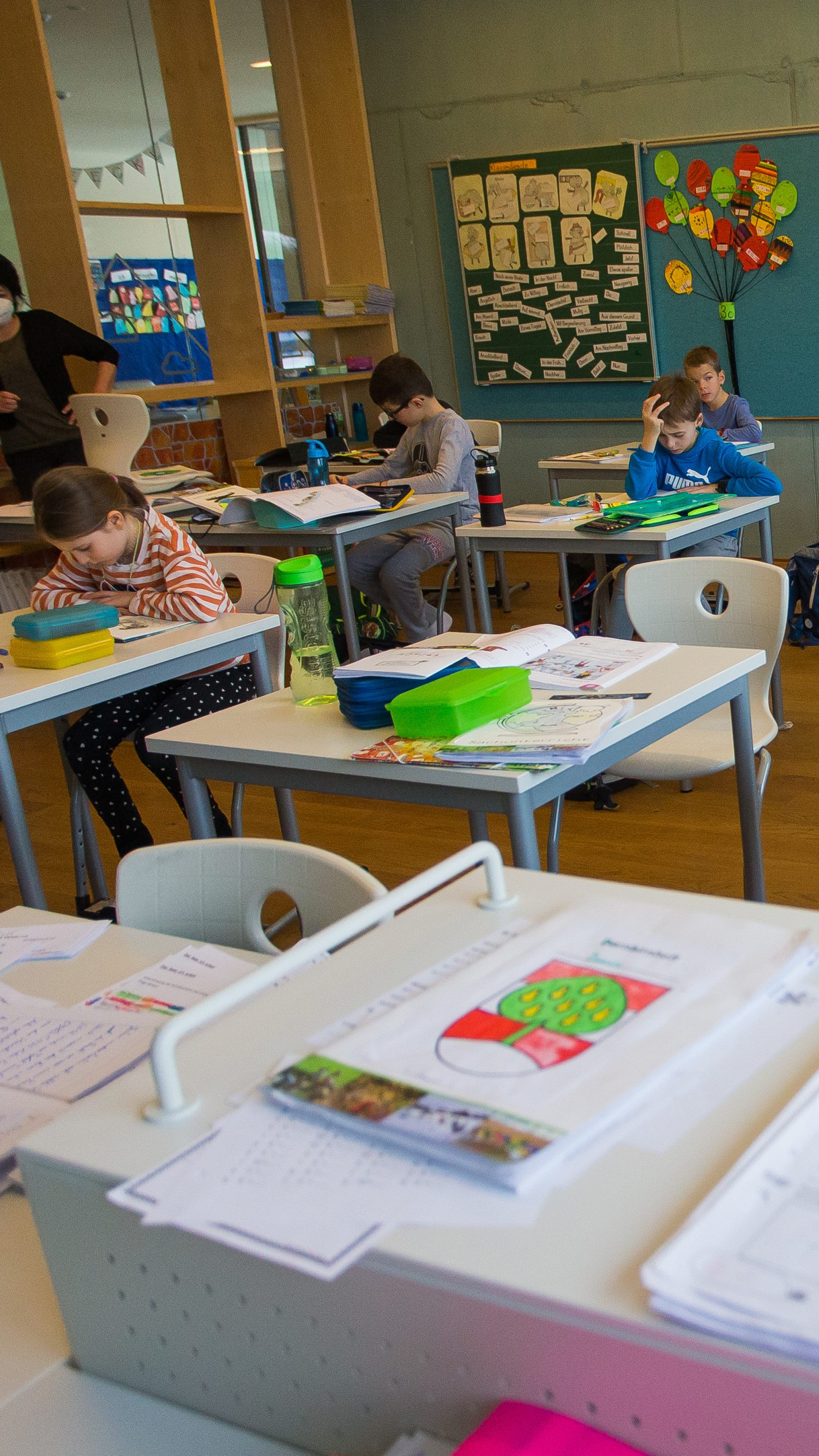 Die Schüler dürfen ab heute wieder in die Schule.