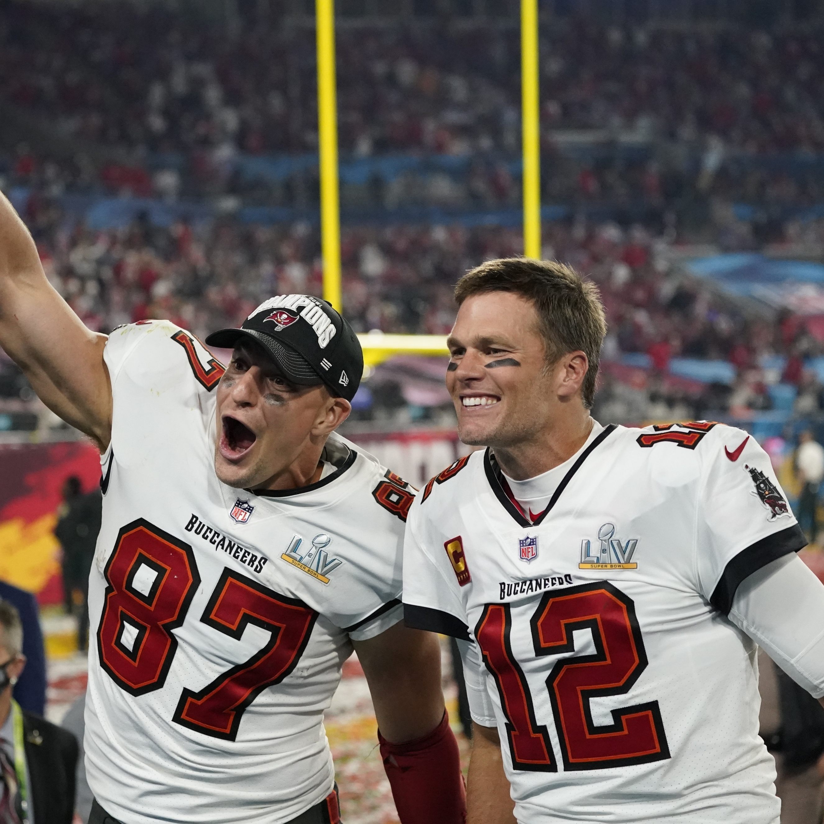 Tom Brady (r.) hat die Tampa Bay Buccaneers zum Triumph in der 55. Super Bowl geführt.