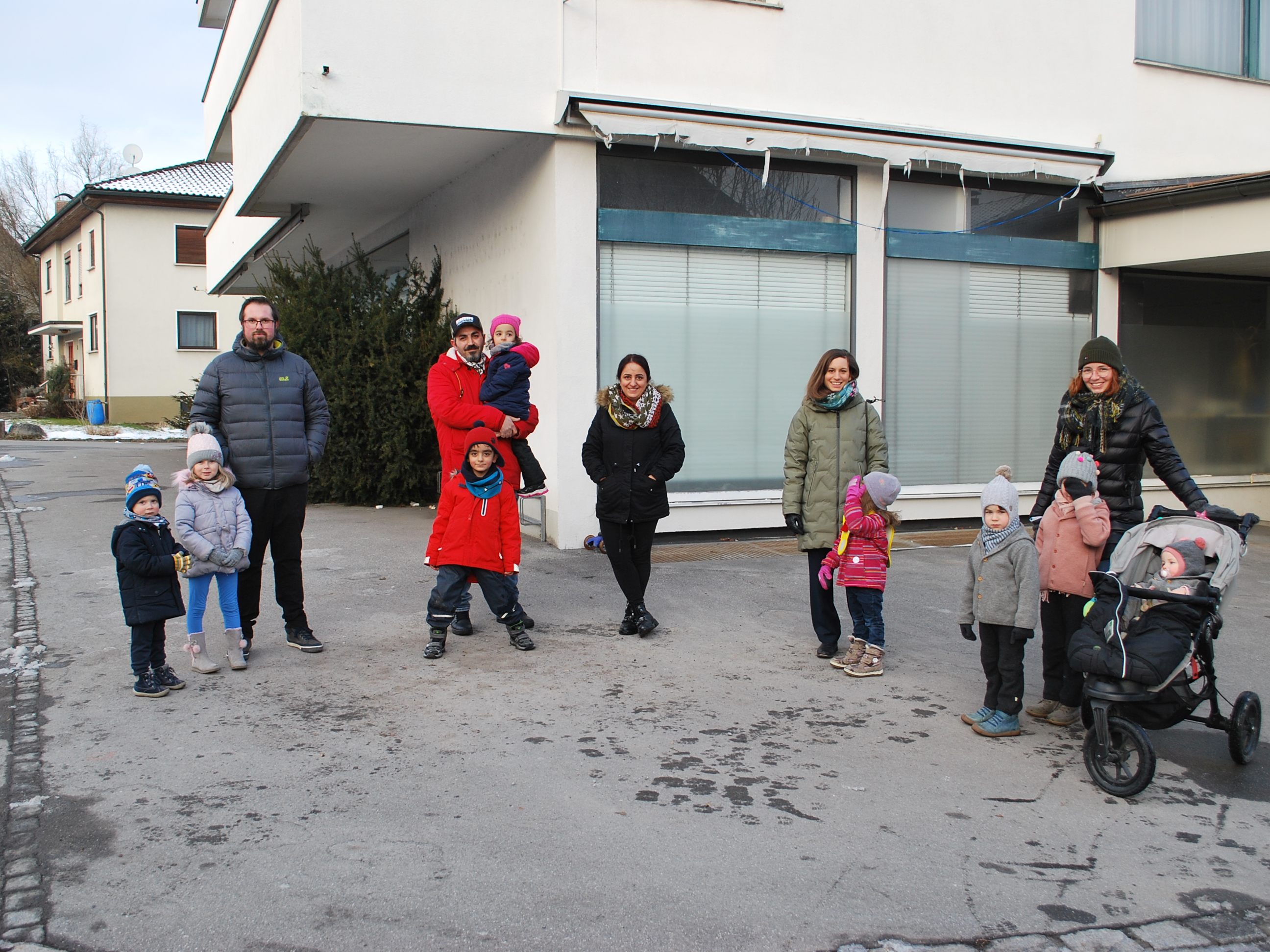 Besorgte Eltern mit ihren Kindern: Michael Weber, Erkan und Ebru Arslan, Johanna Greber, Kathrin.