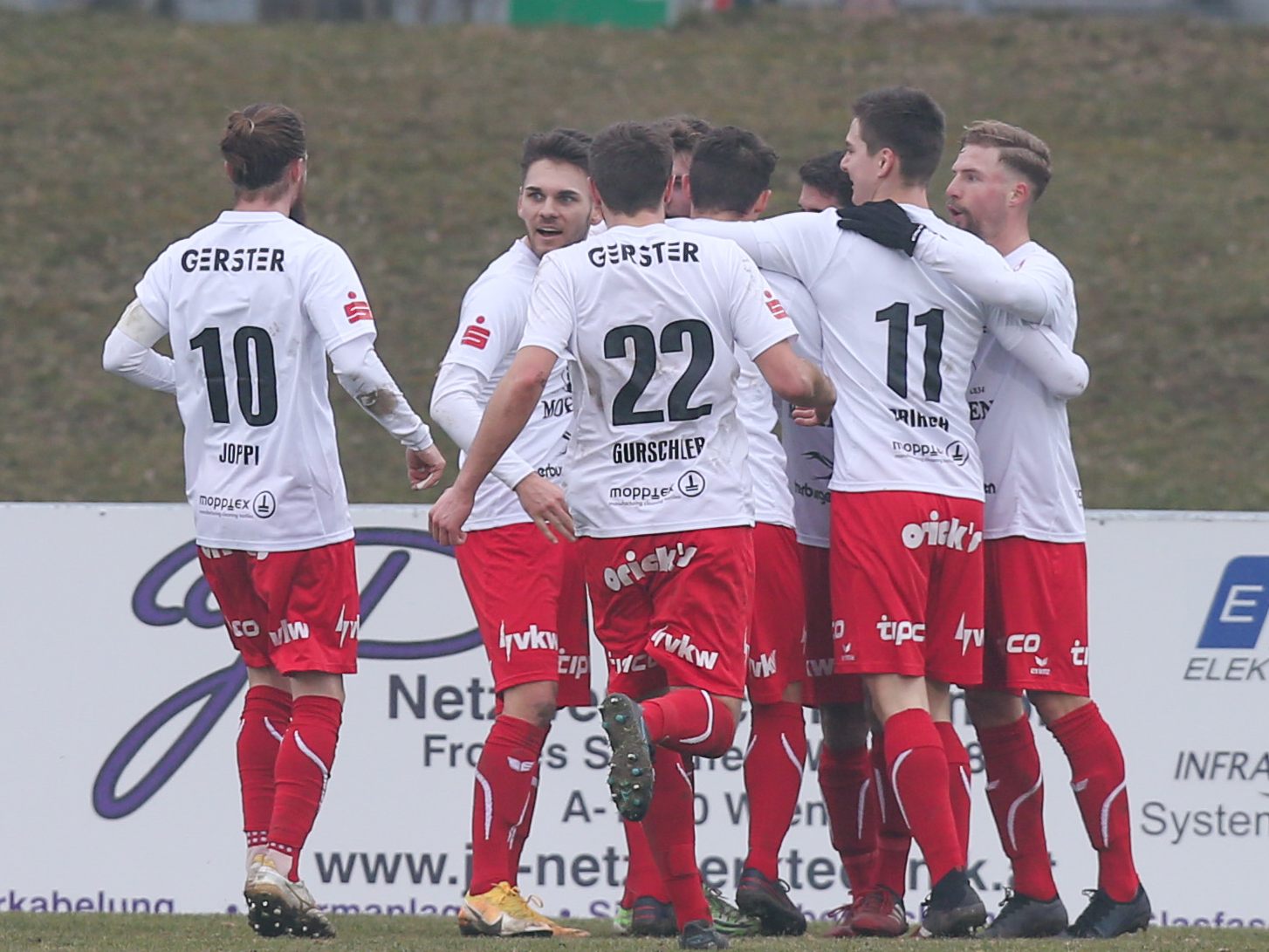 Jubel bei den Rothosen über den Treffer zum 1:0. Jubel bei den Rothosen über den Treffer zum 1:0.