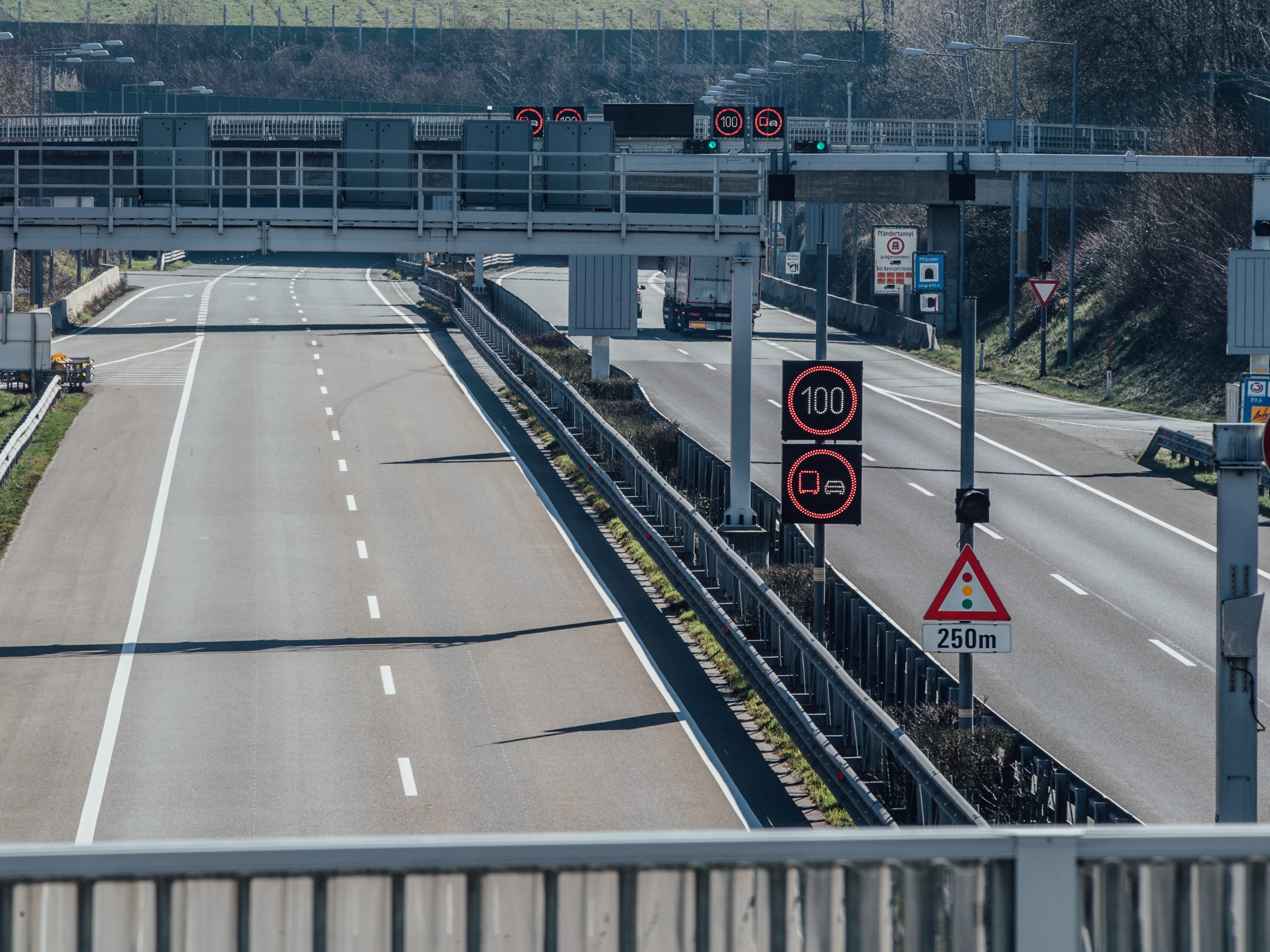 Die Männer wurden in einem Pkw mit Schweizer Kennzeichen an der Grenze aufgehalten. Die Männer wurden in einem Pkw mit Schweizer Kennzeichen an der Grenze aufgehalten.