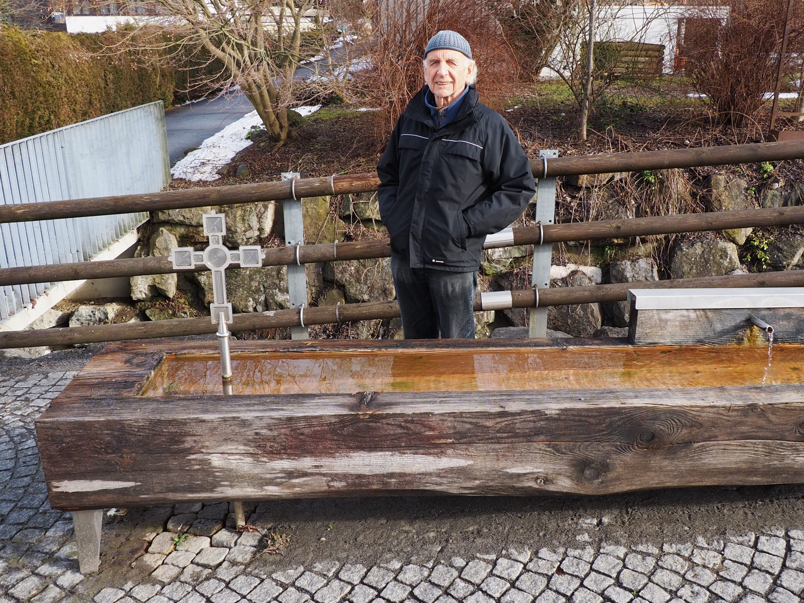 Horst Rothmund vor dem Heilig Kreuz Brunnen