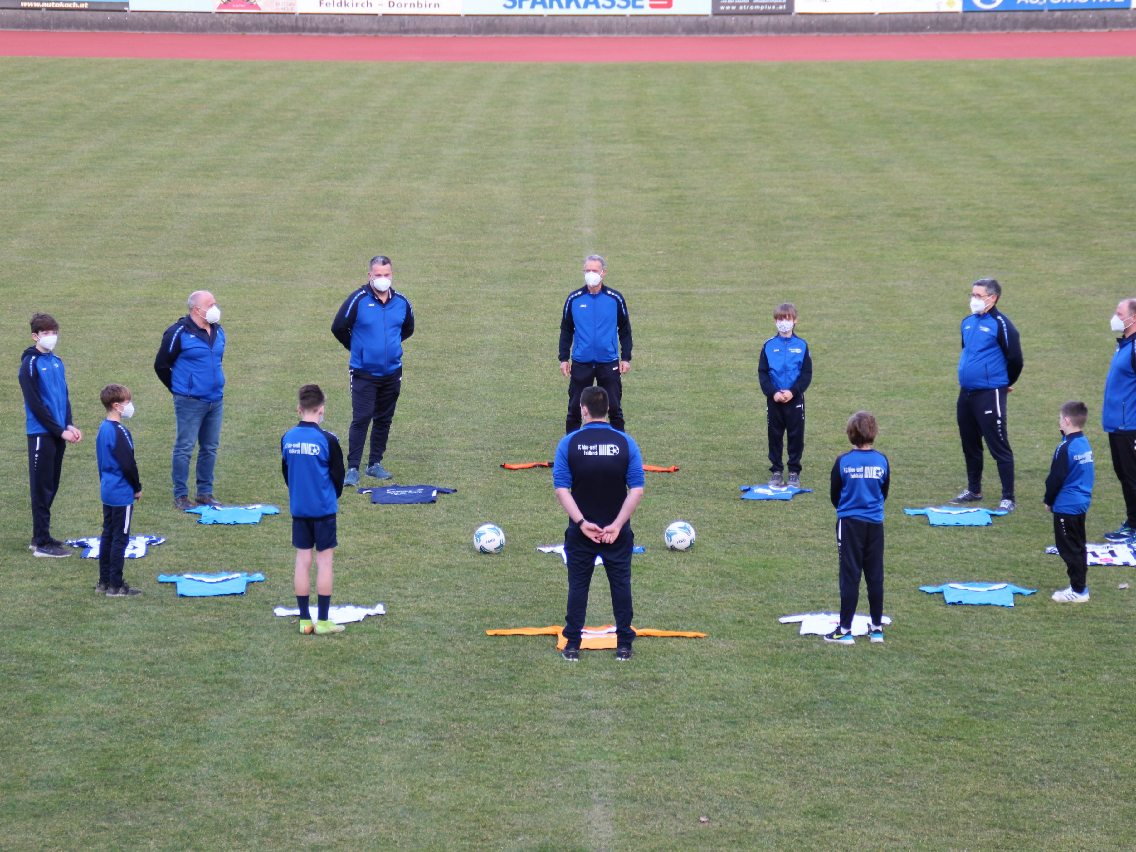 In einem Kreis versammelten sich Nachwuchstrainer sowie -spieler und legten einen 15-minütigen stillen Protest ein. In einem Kreis versammelten sich Nachwuchstrainer sowie -spieler und legten einen 15-minütigen stillen Protest ein.