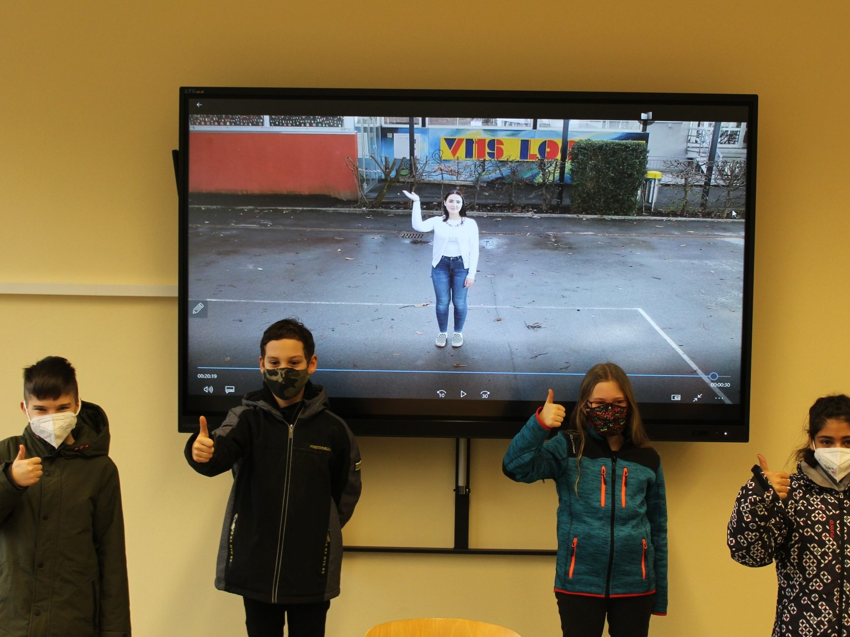 Werbung für die Mittelschule Lochau mit einem sehenswerten Video über die „Schule im Ort“, abrufbar auf der Homepage der Schule unter www.ms-lochau.vobs.at