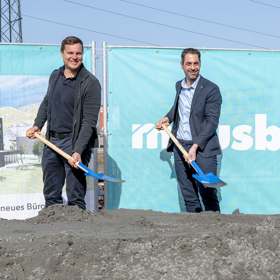 Mit dem Spatenstich gab das Unternehmen Meusburger heute Vormittag in kleinem Rahmen den Startschuss für den Bau des neuen Bürogebäudes in Hohenems.