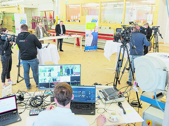AK-Direktor Rainer Keckes und Präsident Hubert Hämmerle stellten den „ChancenMarkt“ im Ausbildungszentrum Vorarlberg vor. Projekte wie das AZV verhindern, dass Jugendliche in die Langzeitarbeitslosigkeit schlittern. Aber auch jene, die länger als ein Jahr vergeblich nach Arbeit suchen, brauchen Perspektiven. (Foto: Jürgen Gorbach/ AK)