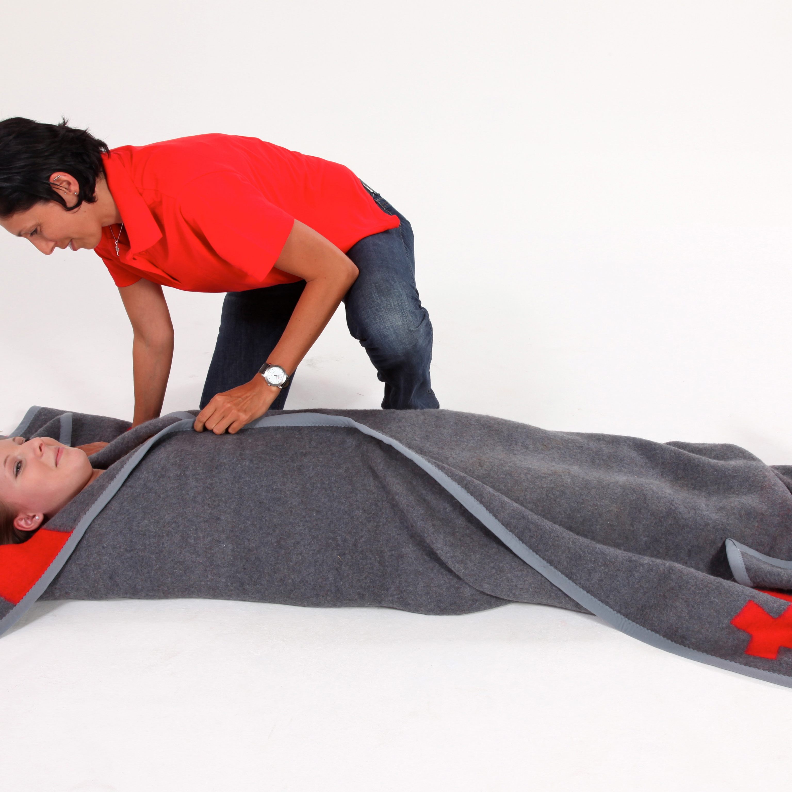 Zur Ersten Hilfe bei Erfrierungen gehört das Einwickeln in Decken und Co.