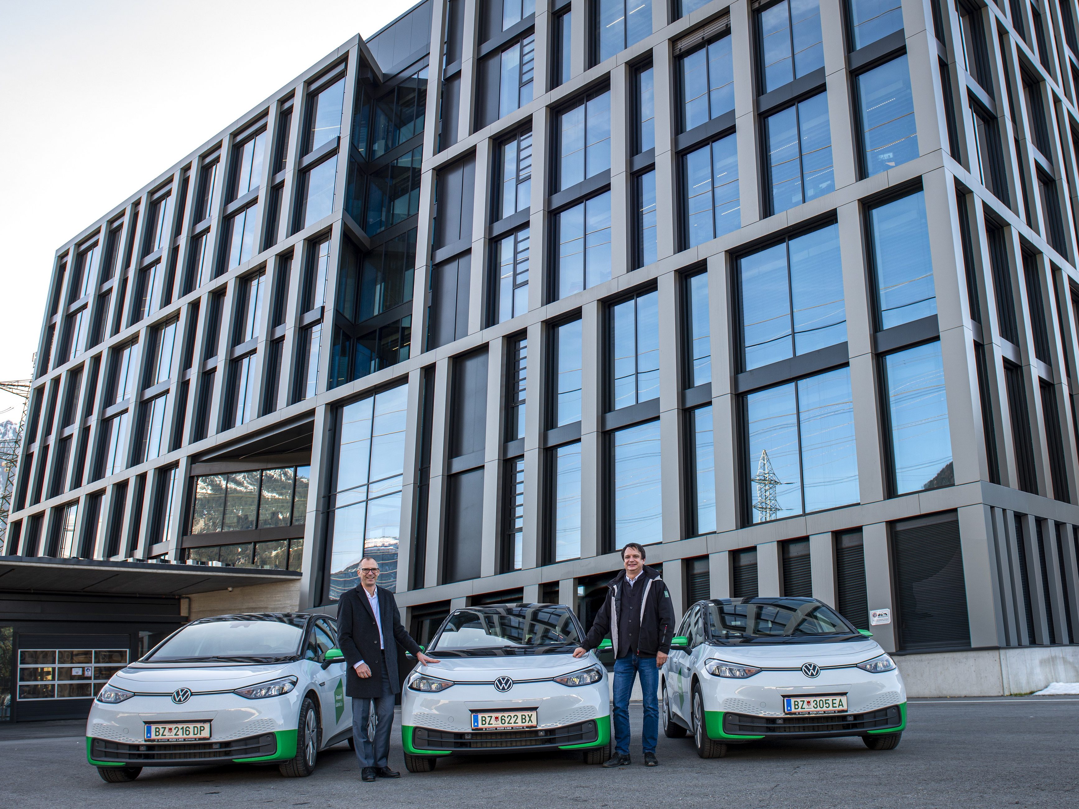 Rudi Lins (l.) und Philipp Tomaselli (r.) präsentieren die neuen VW ID.3 Rudi Lins (l.) und Philipp Tomaselli (r.) präsentieren die neuen VW ID.3
