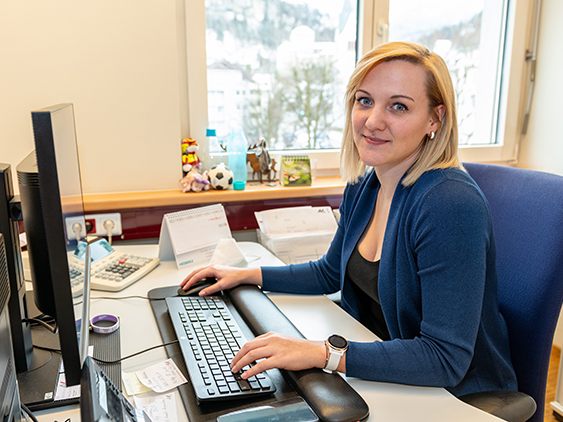 Sabrina Grießer ist die Ansprechpartnerin fürs AK-Stipendium. Gerne beantwortet sie alle Fragen. (Foto: Jürgen Gorbach/ AK)