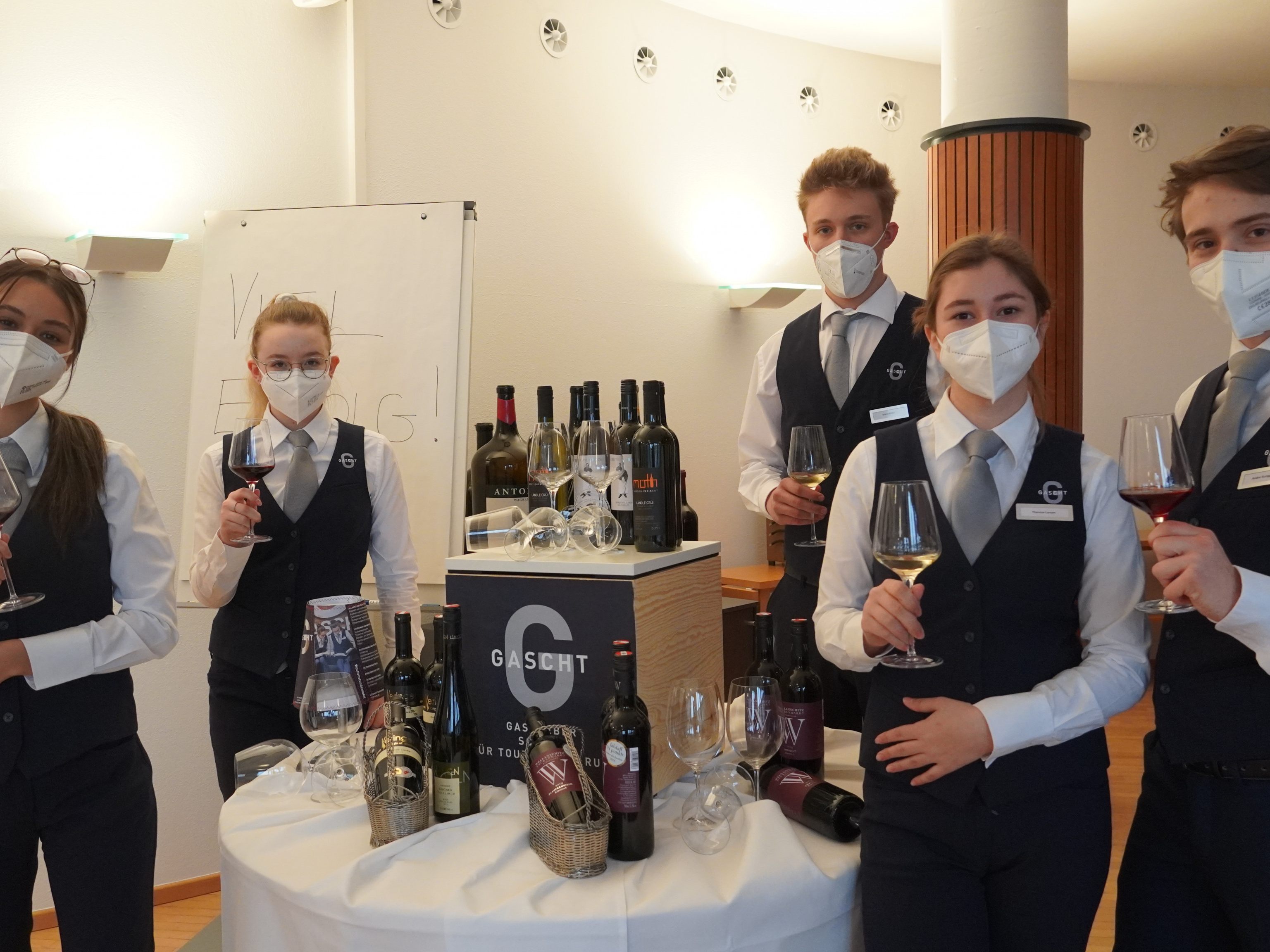 Kürzlich absolvierten die GASCHT-SchülerInnen die Jungsommelier-Prüfung am WIFI Hohenems. Kürzlich absolvierten die GASCHT-SchülerInnen die Jungsommelier-Prüfung am WIFI Hohenems.