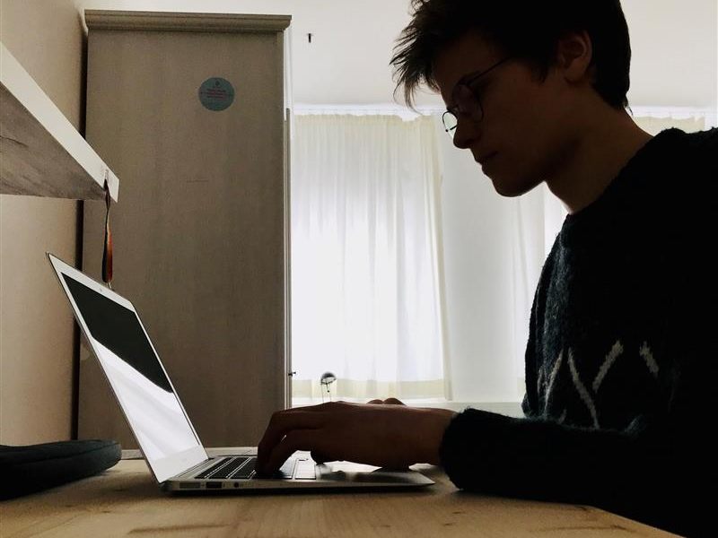Ein Schüler beim Chat mit Nationalratsabgeordneten