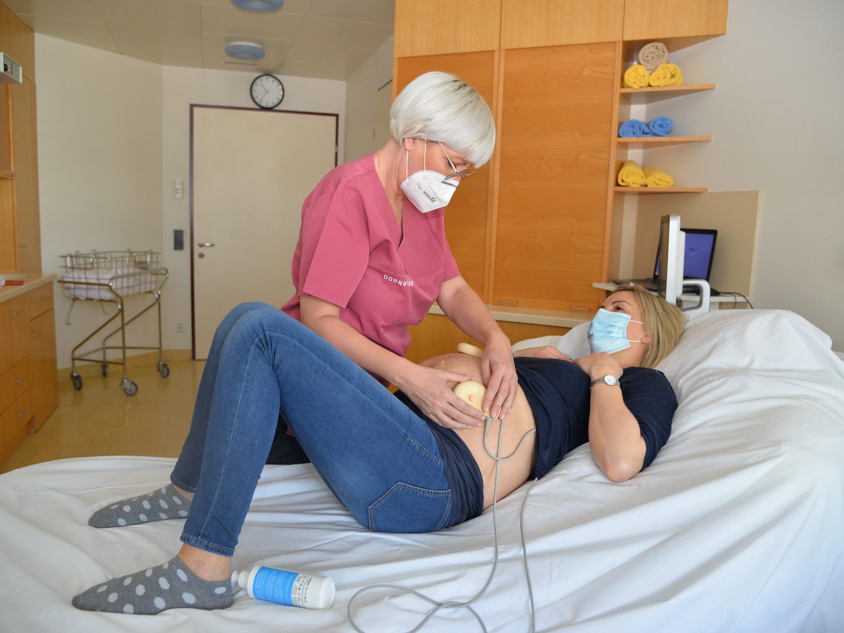 Hebamme Petra Kornexl und ihr Team ermöglichen den Gebärenden im Krankenhaus Dornbirn trotz Corona eine möglichst natürliche Geburt. Hebamme Petra Kornexl und ihr Team ermöglichen den Gebärenden im Krankenhaus Dornbirn trotz Corona eine möglichst natürliche Geburt.
