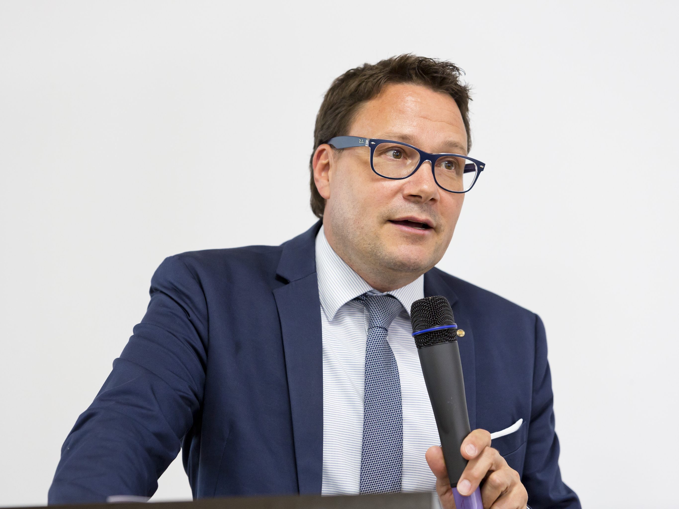 Stefan Fischnaller, Vorsitzender der ARGE Vbg. Erwachsenenbildung: Die ARGE ist entrüstet, verwundert und verärgert über diese Vorgehensweise der AK. Stefan Fischnaller, Vorsitzender der ARGE Vbg. Erwachsenenbildung: Die ARGE ist entrüstet, verwundert und verärgert über diese Vorgehensweise der AK.