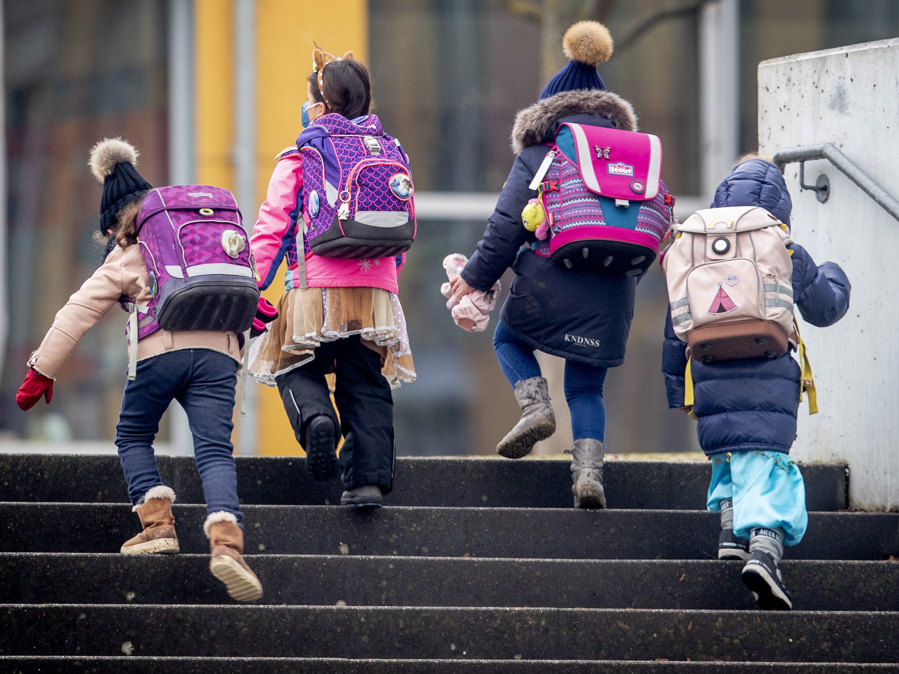 Derzeit sind 40 der 5.800 Schulen in Österreich im Distance Learning. Derzeit sind 40 der 5.800 Schulen in Österreich im Distance Learning.