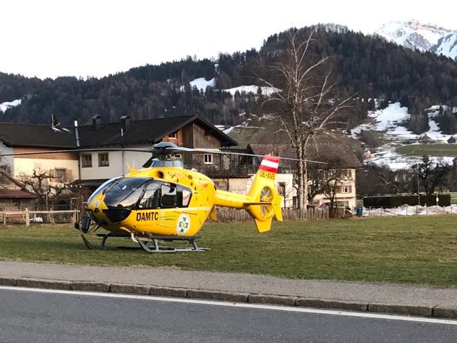 Der Landwirt wurde mit dem Notarzthubschrauber „C8“ ins LKH Feldkirch geflogen. Der Landwirt wurde mit dem Notarzthubschrauber „C8“ ins LKH Feldkirch geflogen.