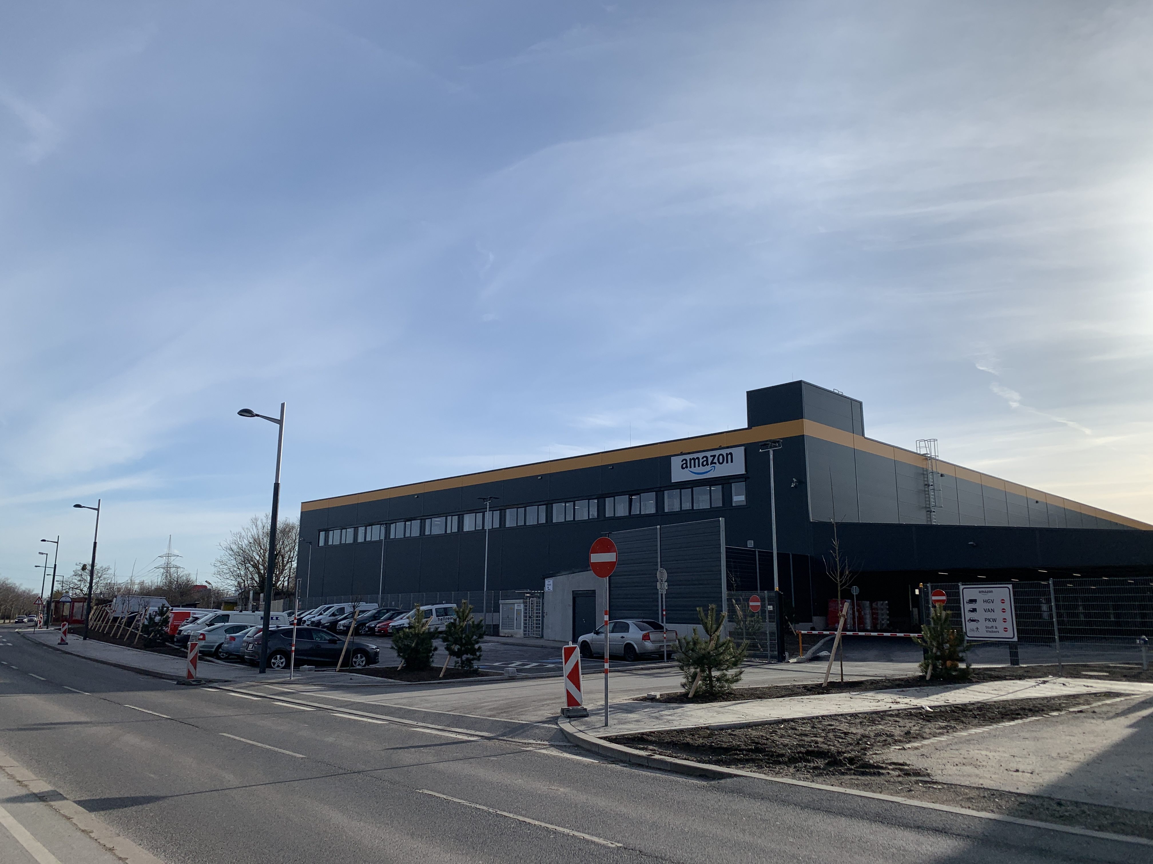 Das neue Verteilzentrum von Amazon in Wien. Das neue Verteilzentrum von Amazon in Wien.