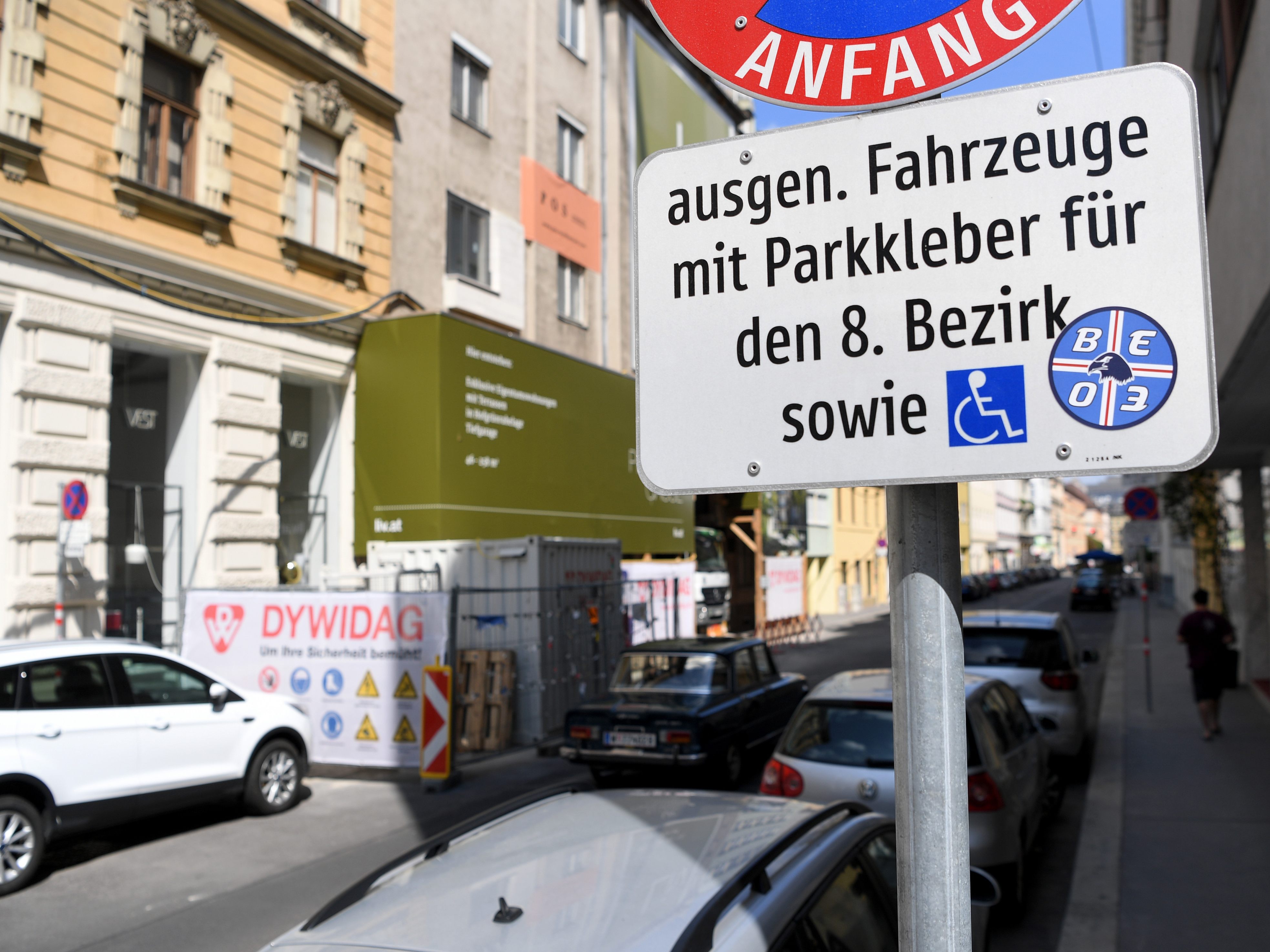 Lieferdienste und Sozialdienste dürfen künftig untertags auch auf Anrainerparkplätzen parken. Lieferdienste und Sozialdienste dürfen künftig untertags auch auf Anrainerparkplätzen parken.