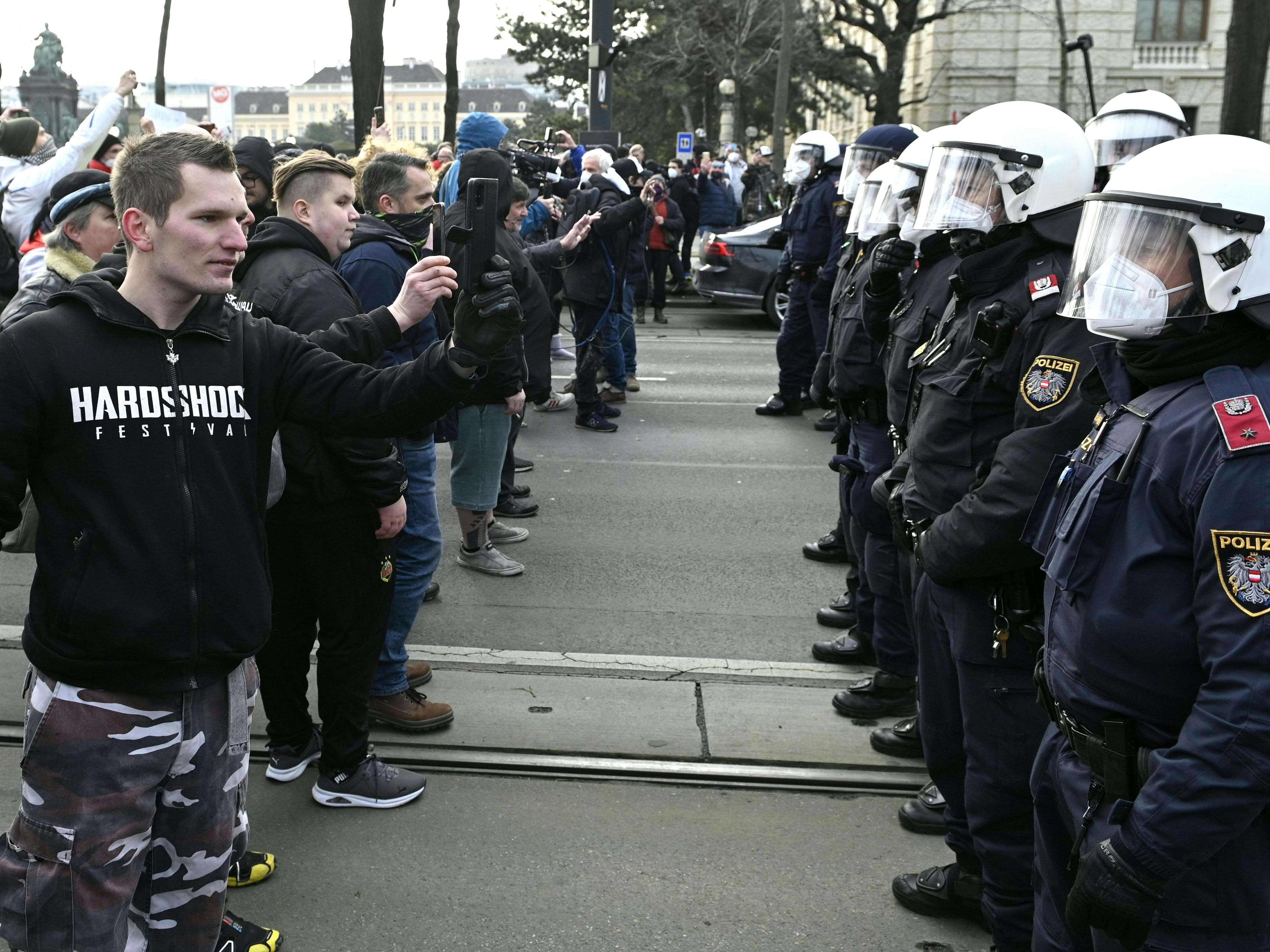 Laut Nehammer entwickelte die Demo eine eingene "Dynamik". Laut Nehammer entwickelte die Demo eine eingene "Dynamik".