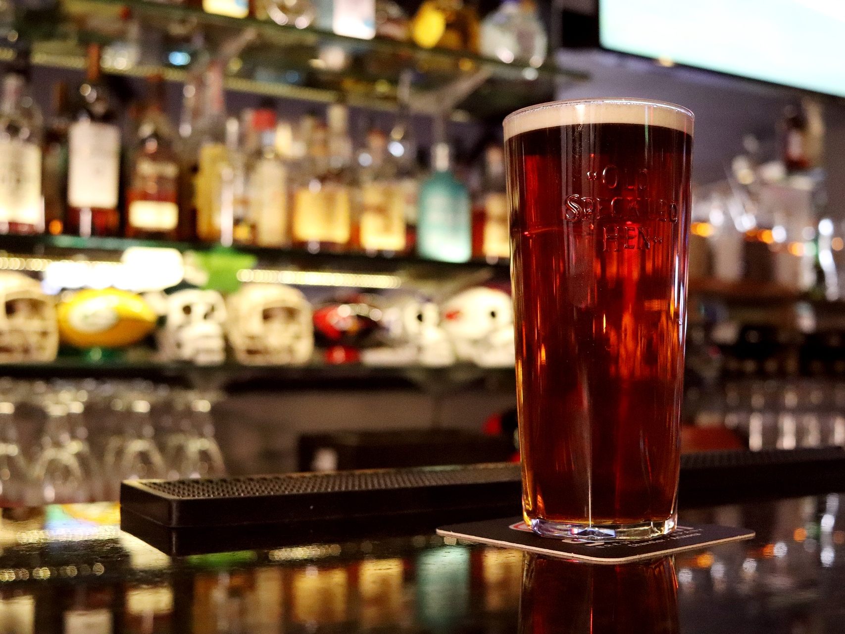 Das Nachtasyl war für seine langen Öffnungszeiten und seine "Goas" bekannt, eine Mischung aus Bier, Cola und Kirschlikör. Das Nachtasyl war für seine langen Öffnungszeiten und seine "Goas" bekannt, eine Mischung aus Bier, Cola und Kirschlikör.
