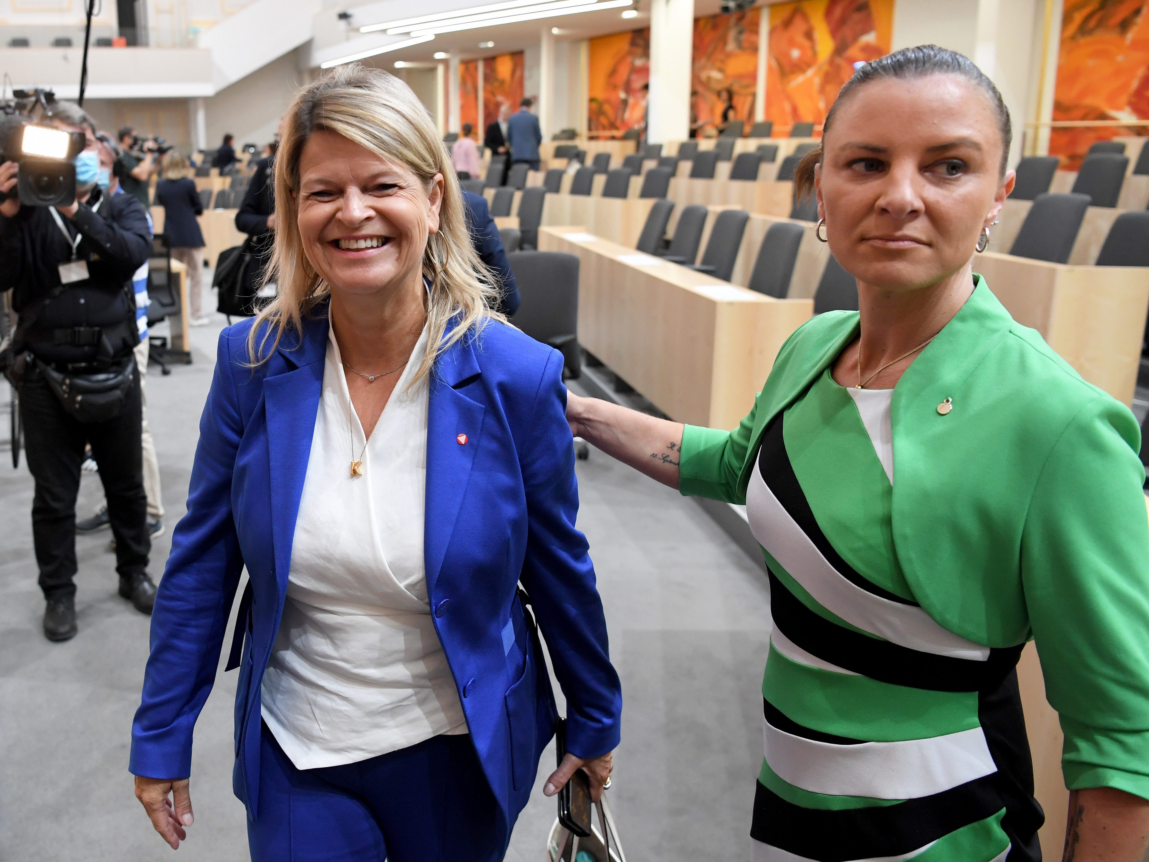 Katharina Nehammer (r.) war vor ihrem PR-Job Sprecherin von Verteidigungsministerin Tanner.