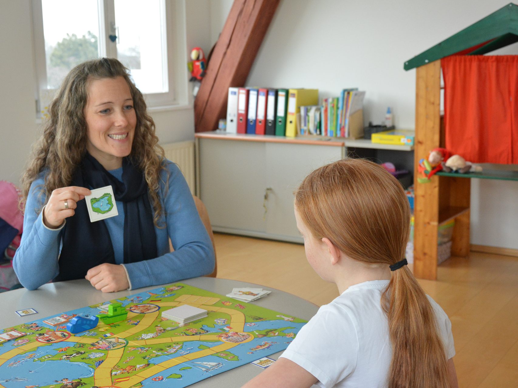 Spielerisch behandelt die Logopädin Sabine Ritter Sprech- und Sprachprobleme bei den Kindern. Die Sprache ist für sie ein Tür-Öffner zur Gesellschaft. Spielerisch behandelt die Logopädin Sabine Ritter Sprech- und Sprachprobleme bei den Kindern. Die Sprache ist für sie ein Tür-Öffner zur Gesellschaft.
