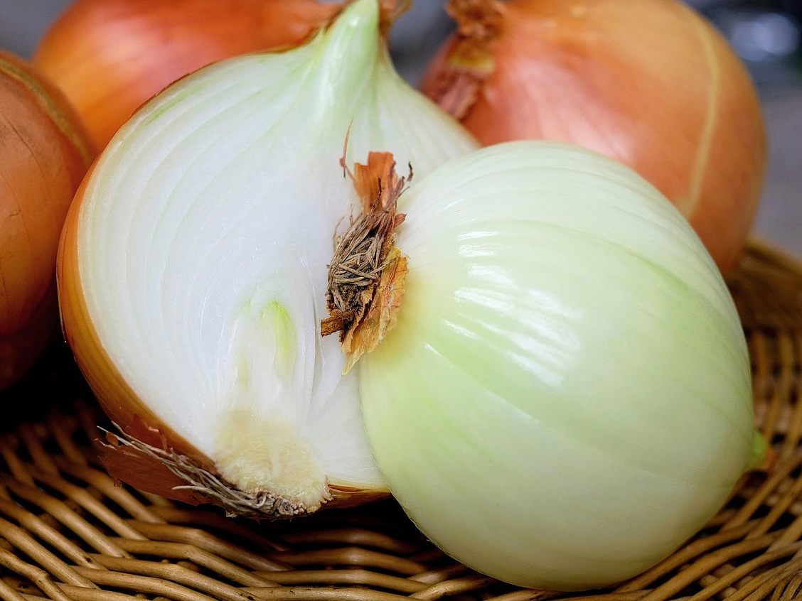 Die Zwiebel kann gegen viele Beschwerden eingesetzt werden.