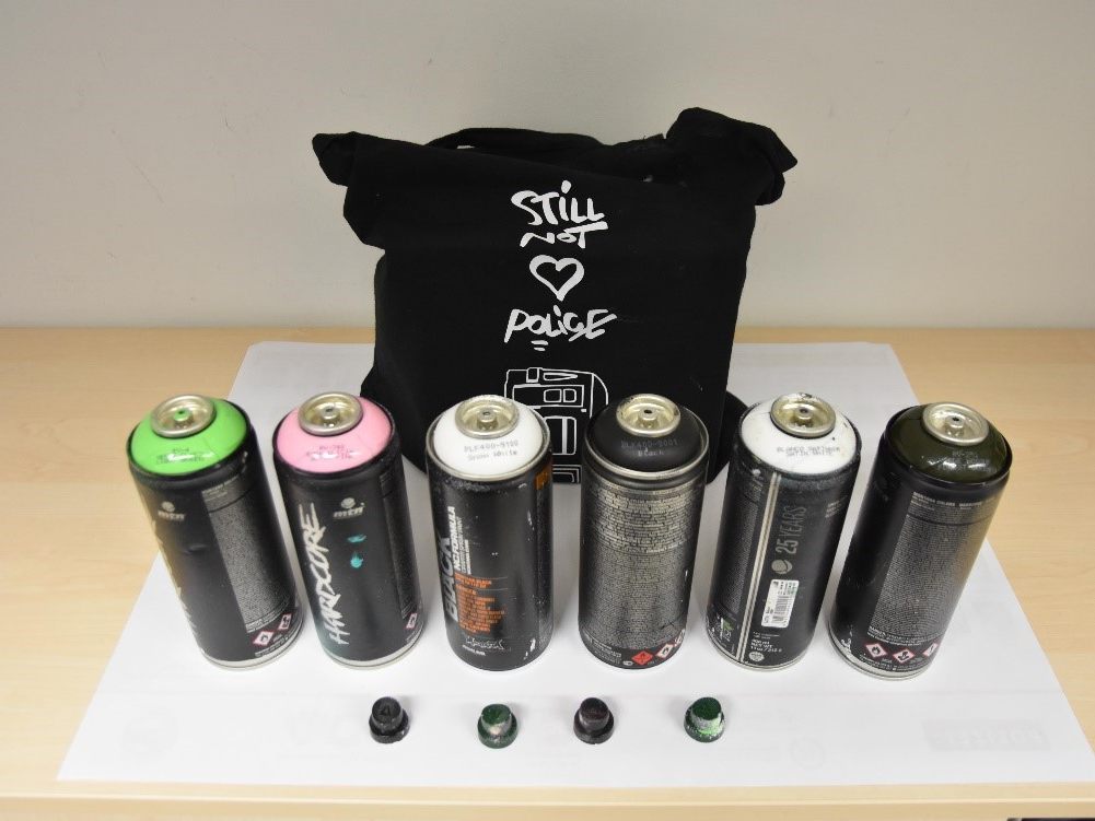 Diese Spraydosen wurden bei dem 23-Jährigen sichergestellt