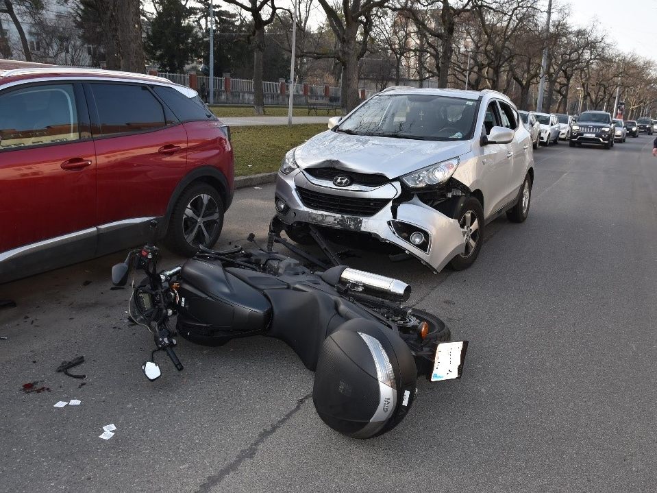 Die Motorradlenkerin wurde schwer verletzt. Die Motorradlenkerin wurde schwer verletzt.