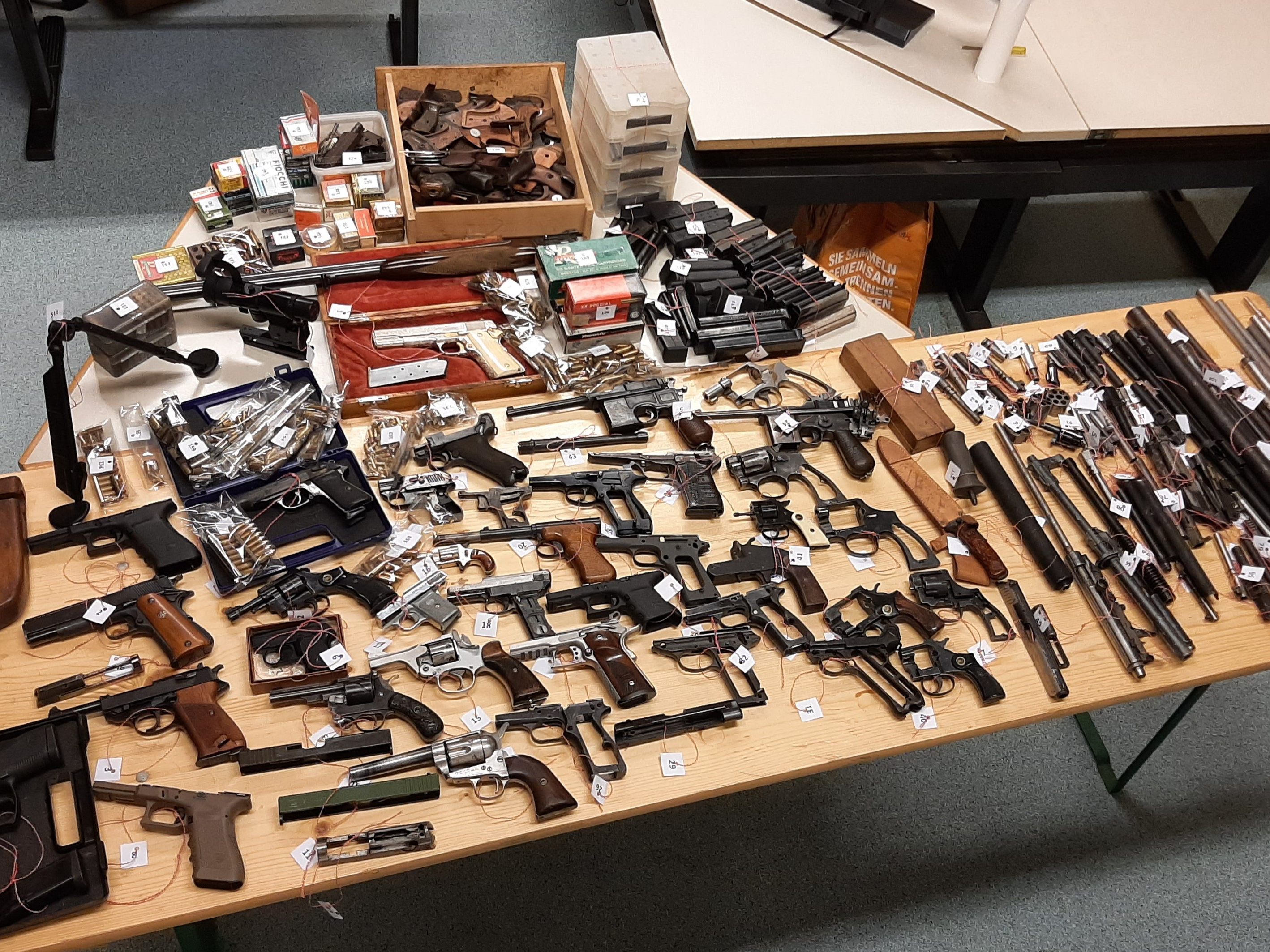 Dieses Waffenarsenal wurde in der Wiener Wohnung entdeckt Dieses Waffenarsenal wurde in der Wiener Wohnung entdeckt