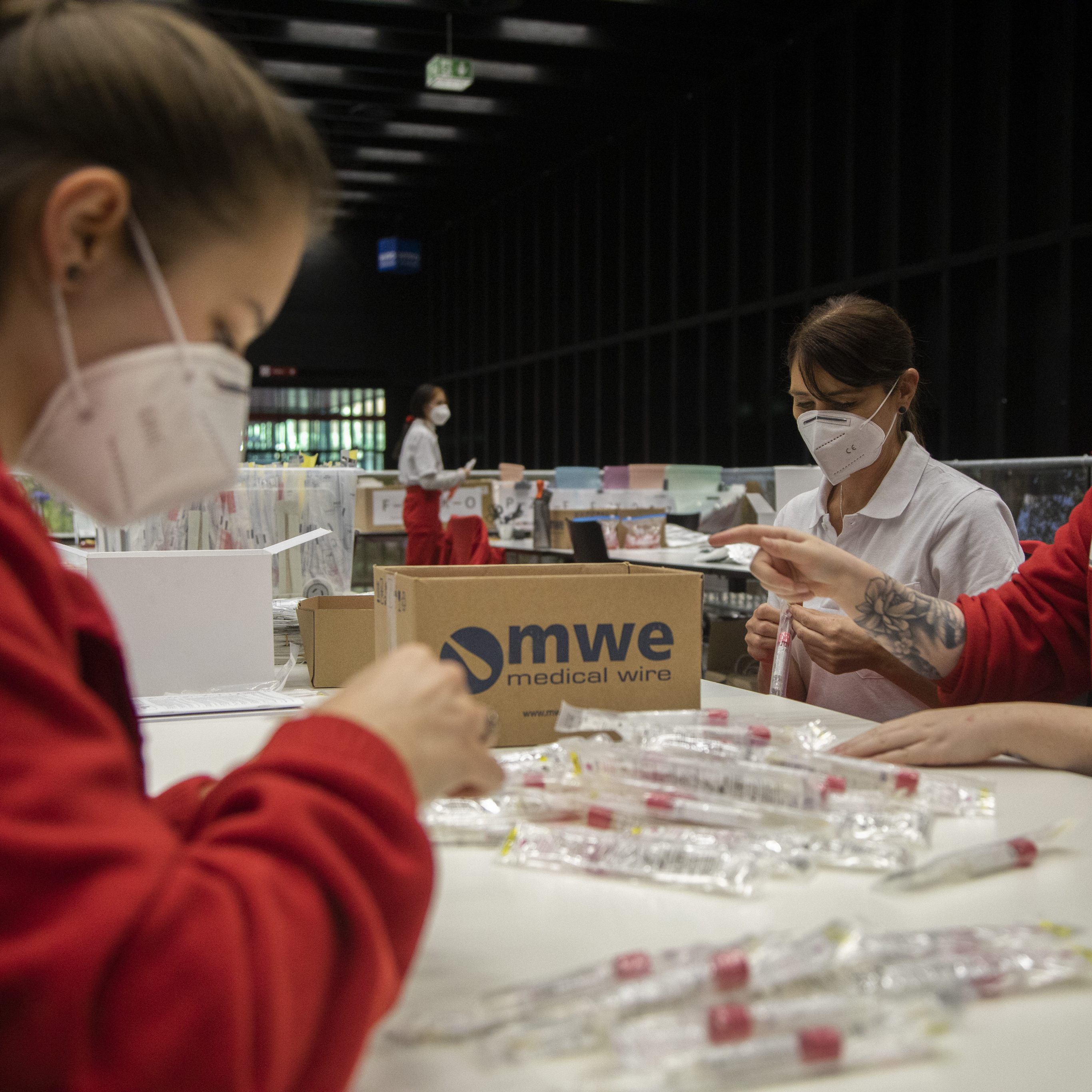 Die Direktvergabe der kostenlosen Corona-Tests an das Rote Kreuz zieht eine Anzeige nach sich.