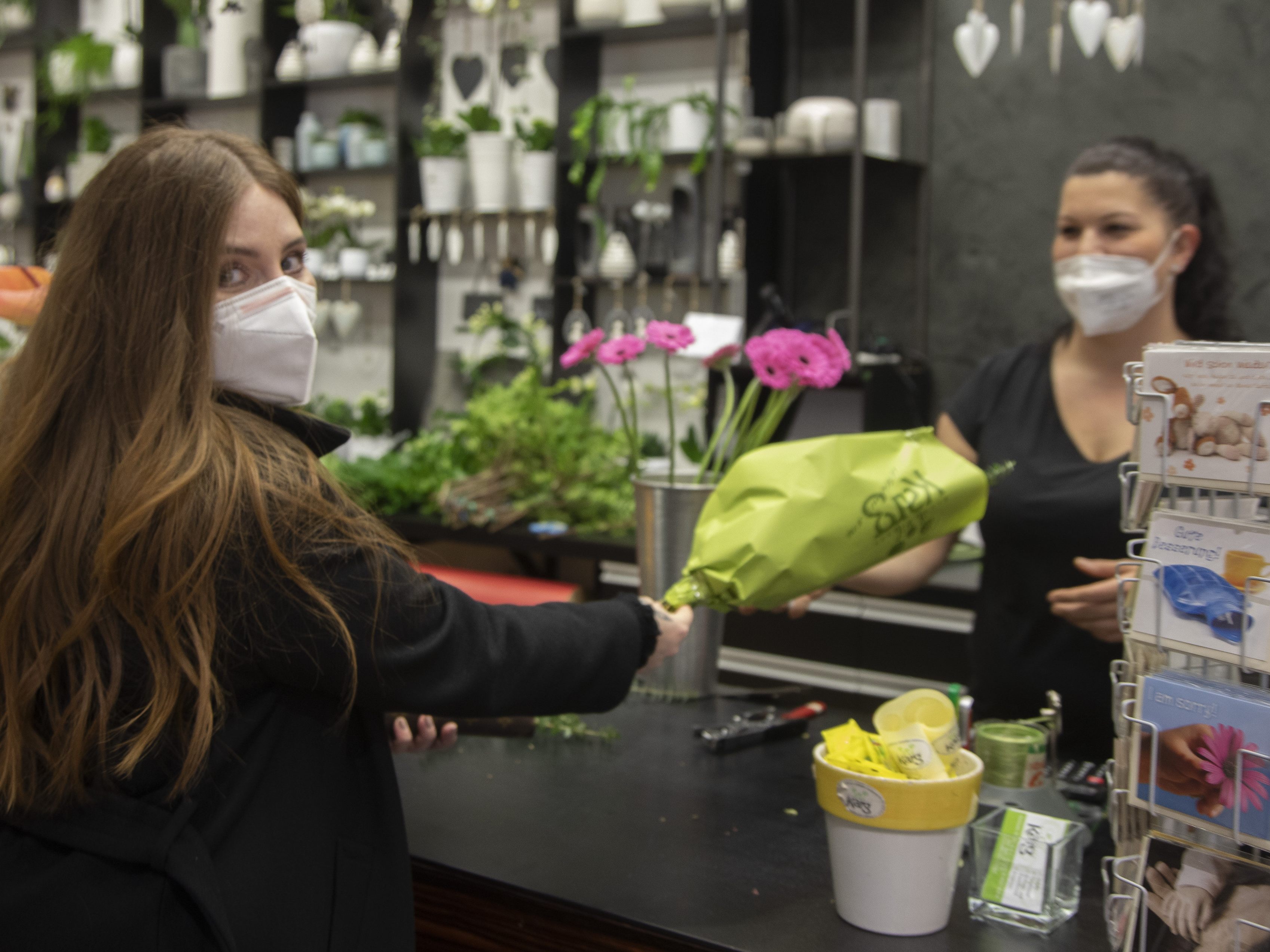 Schulen bieten wieder Präsenzunterricht an - Handel komplett offen.