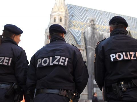 Die Polizei sucht nach dem Juwelierüberfall in der Wiener Innenstadt nach Zeugen. Die Polizei sucht nach dem Juwelierüberfall in der Wiener Innenstadt nach Zeugen.