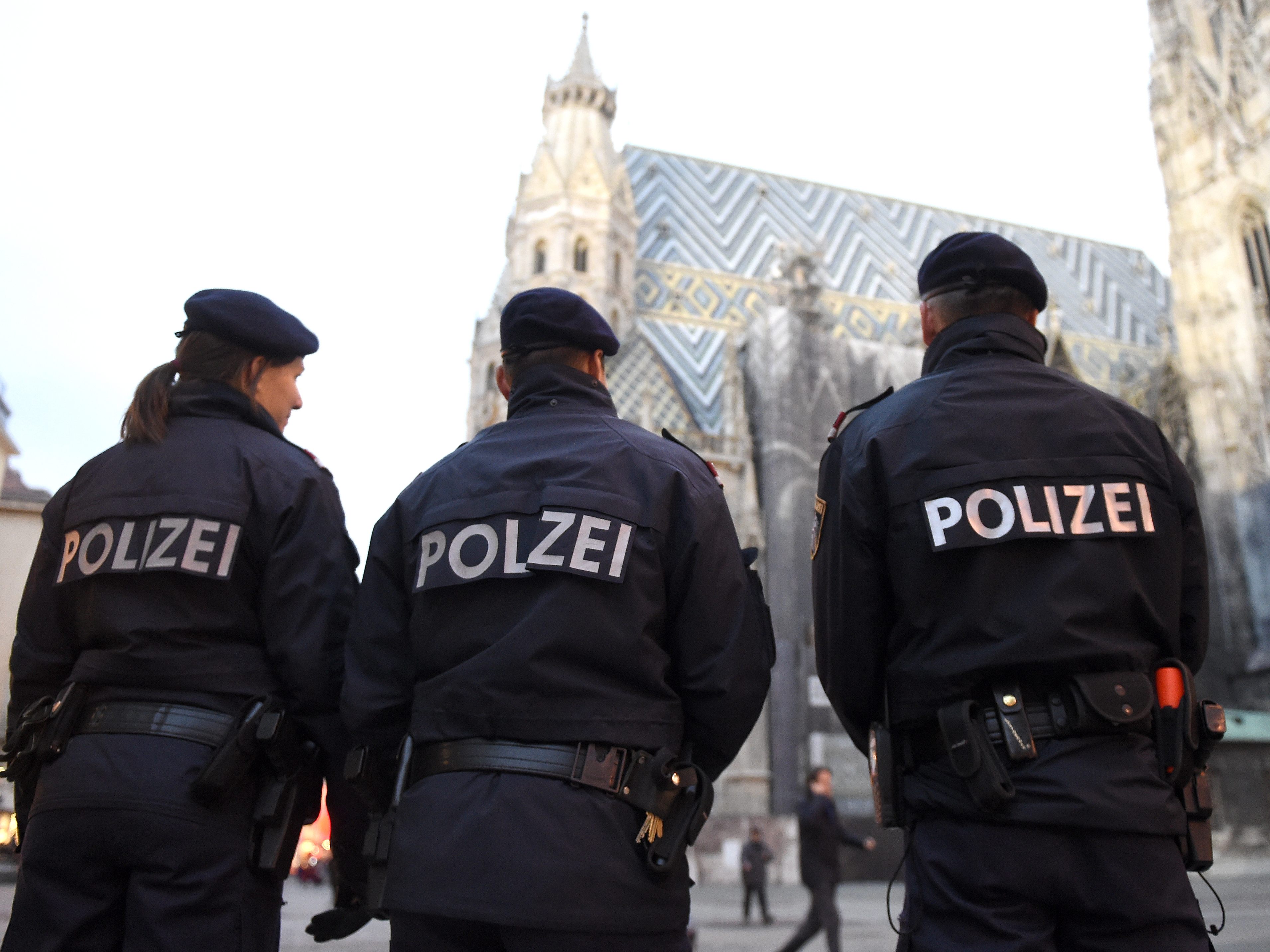 Die Polizei Sprach über 100 Anzeigen aus. Die Polizei Sprach über 100 Anzeigen aus.