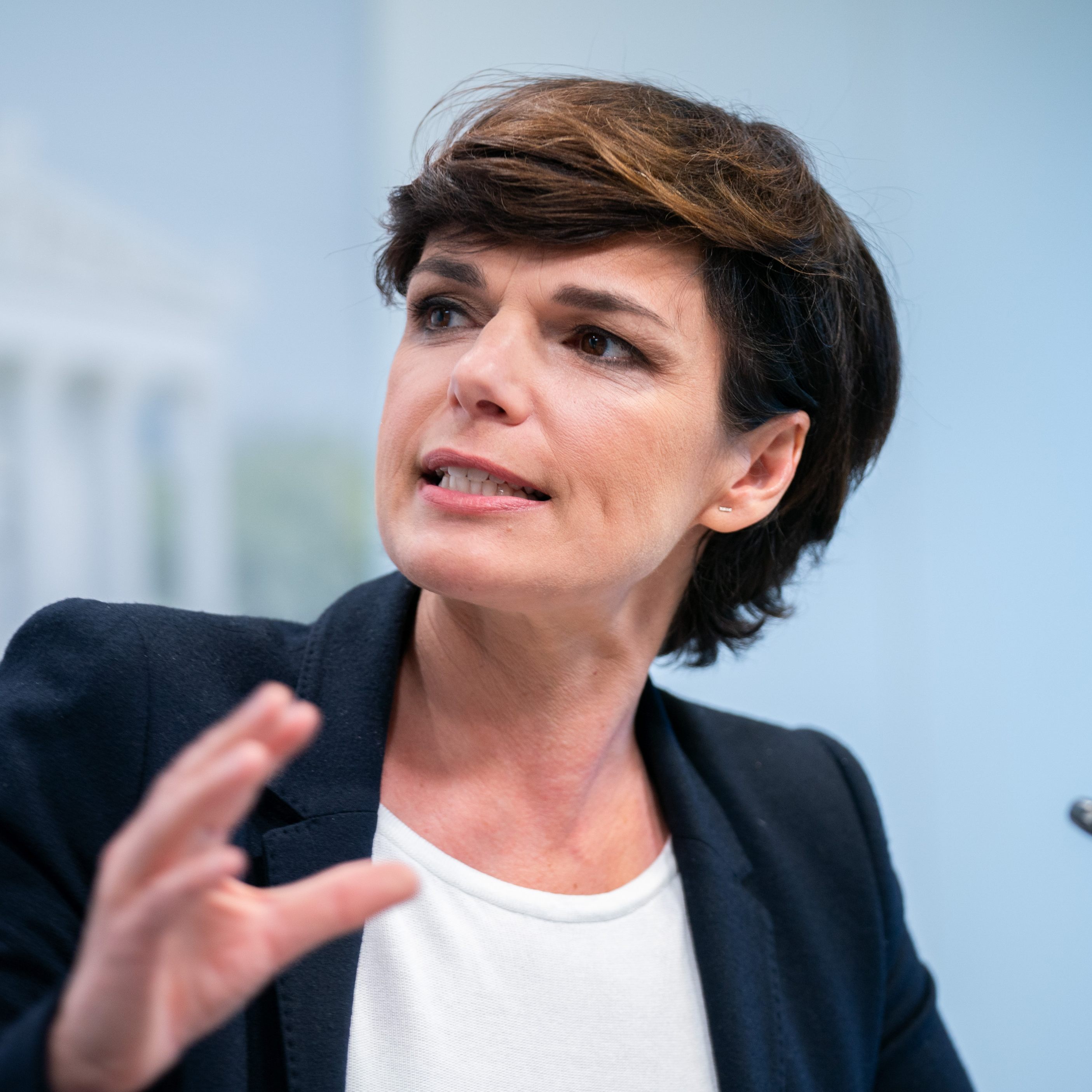 Die SPÖ bombardiert Blümel mit Problemfällen.