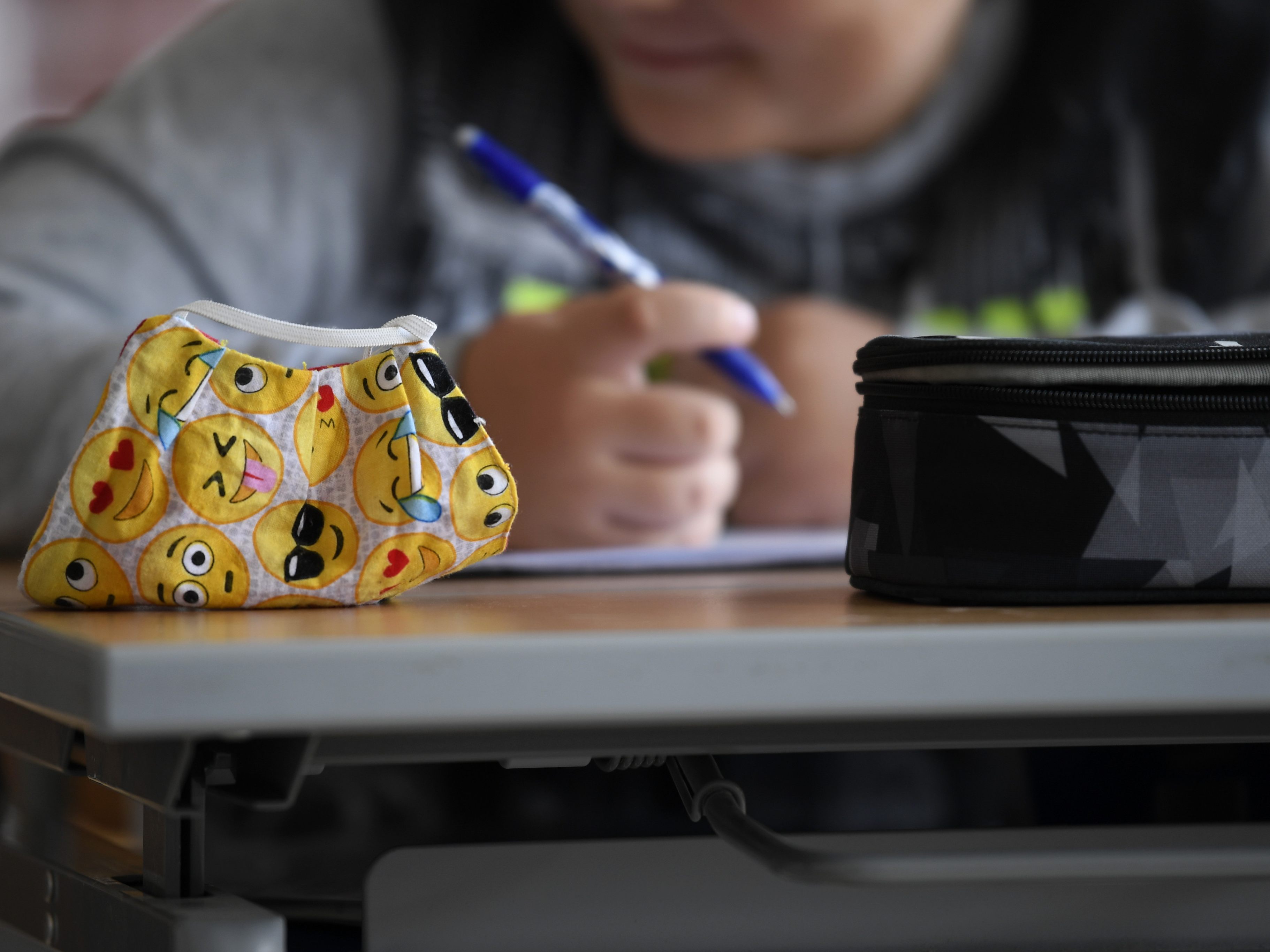 Schulpflichtige Kinder und Jugendliche trifft die Coronakrise hart. Schulpflichtige Kinder und Jugendliche trifft die Coronakrise hart.
