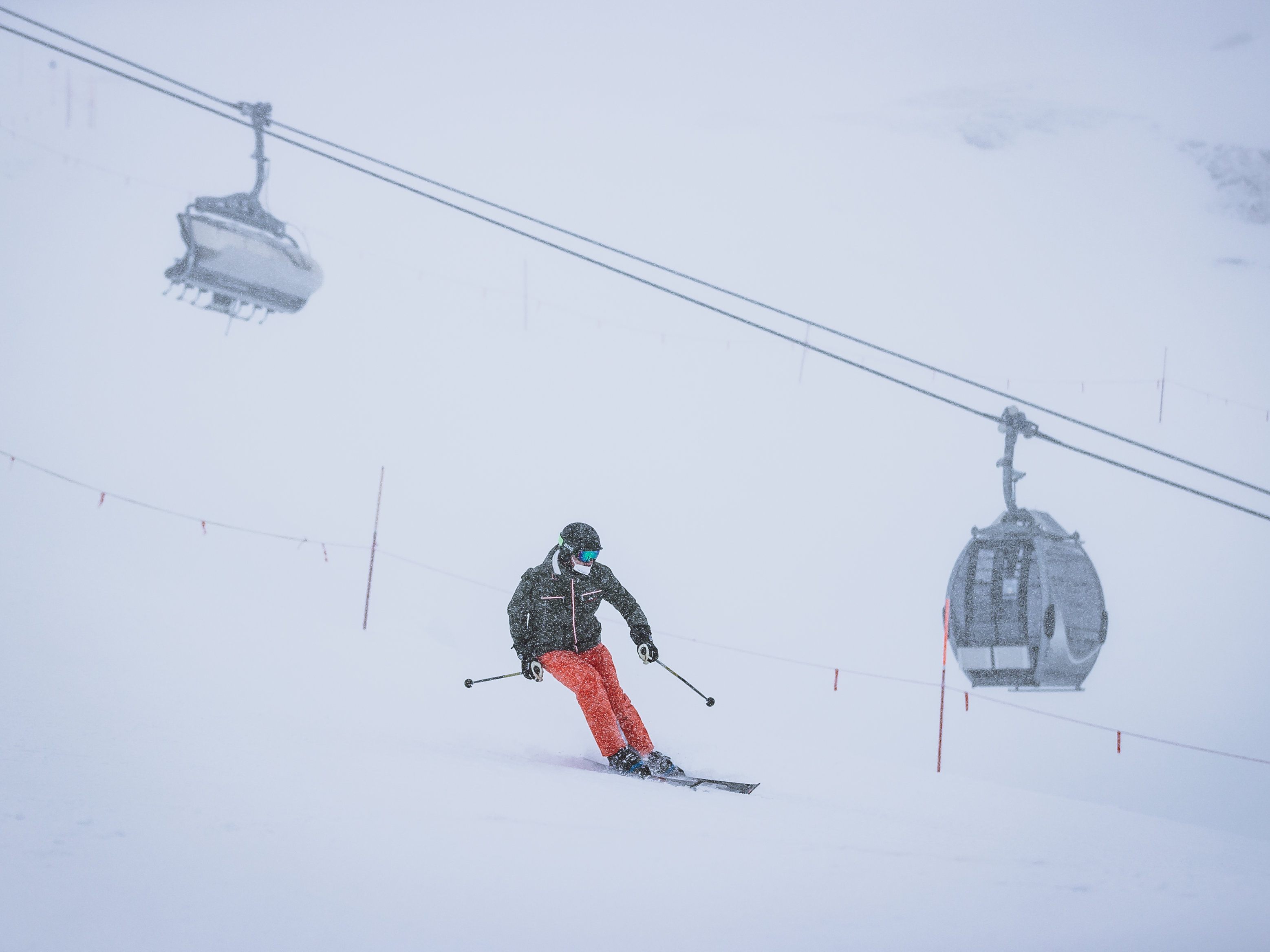 Skifahren ist trotz der Coronapandemie ein beliebter Zeitvertreib. Skifahren ist trotz der Coronapandemie ein beliebter Zeitvertreib.