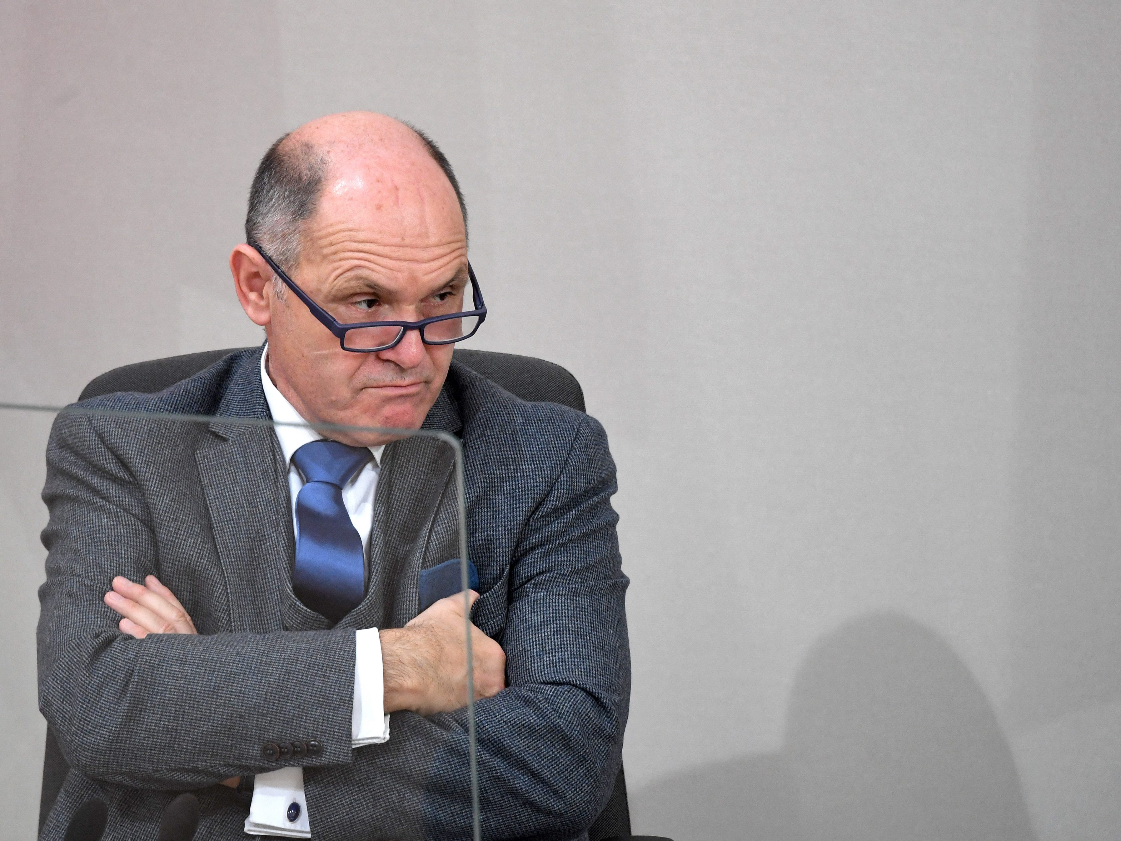 Sobotka straft die Maskenverweigerer mit bösen Blicken. Sobotka straft die Maskenverweigerer mit bösen Blicken.