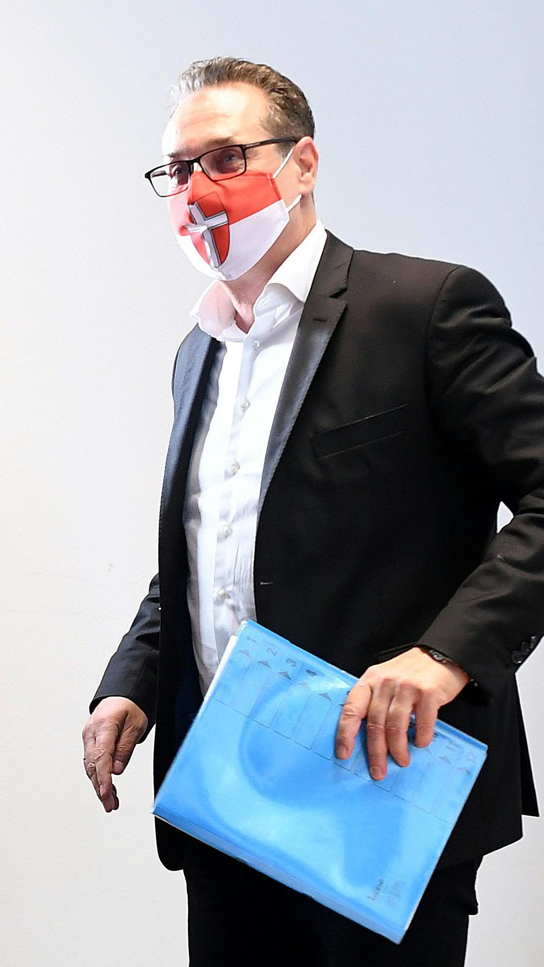 Strache ist nicht gerade als Masken-Fan bekannt.