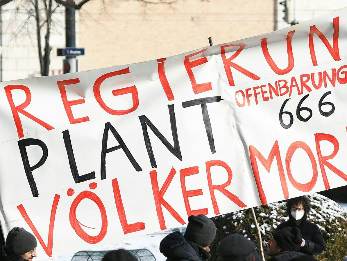 Verschwörungstheoretiker auf einer Demo in Wien. Verschwörungstheoretiker auf einer Demo in Wien.